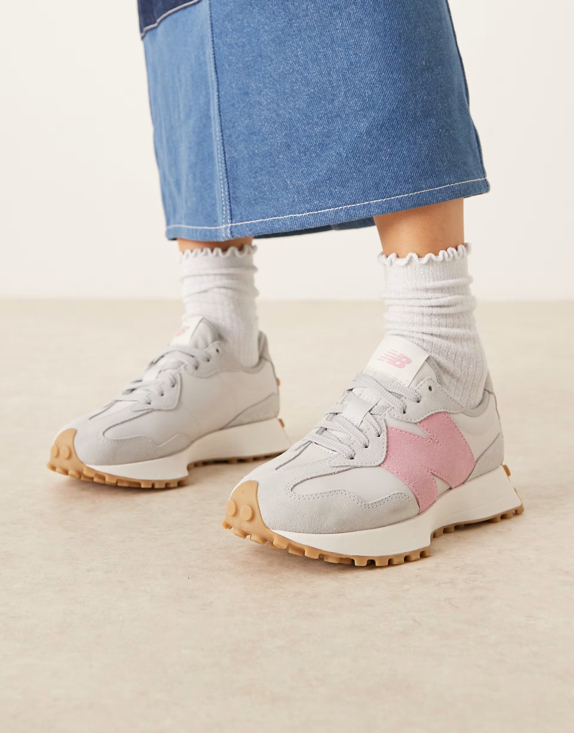New Balance 327 sneakers in gray and pink with gumsole | ASOS (Global)