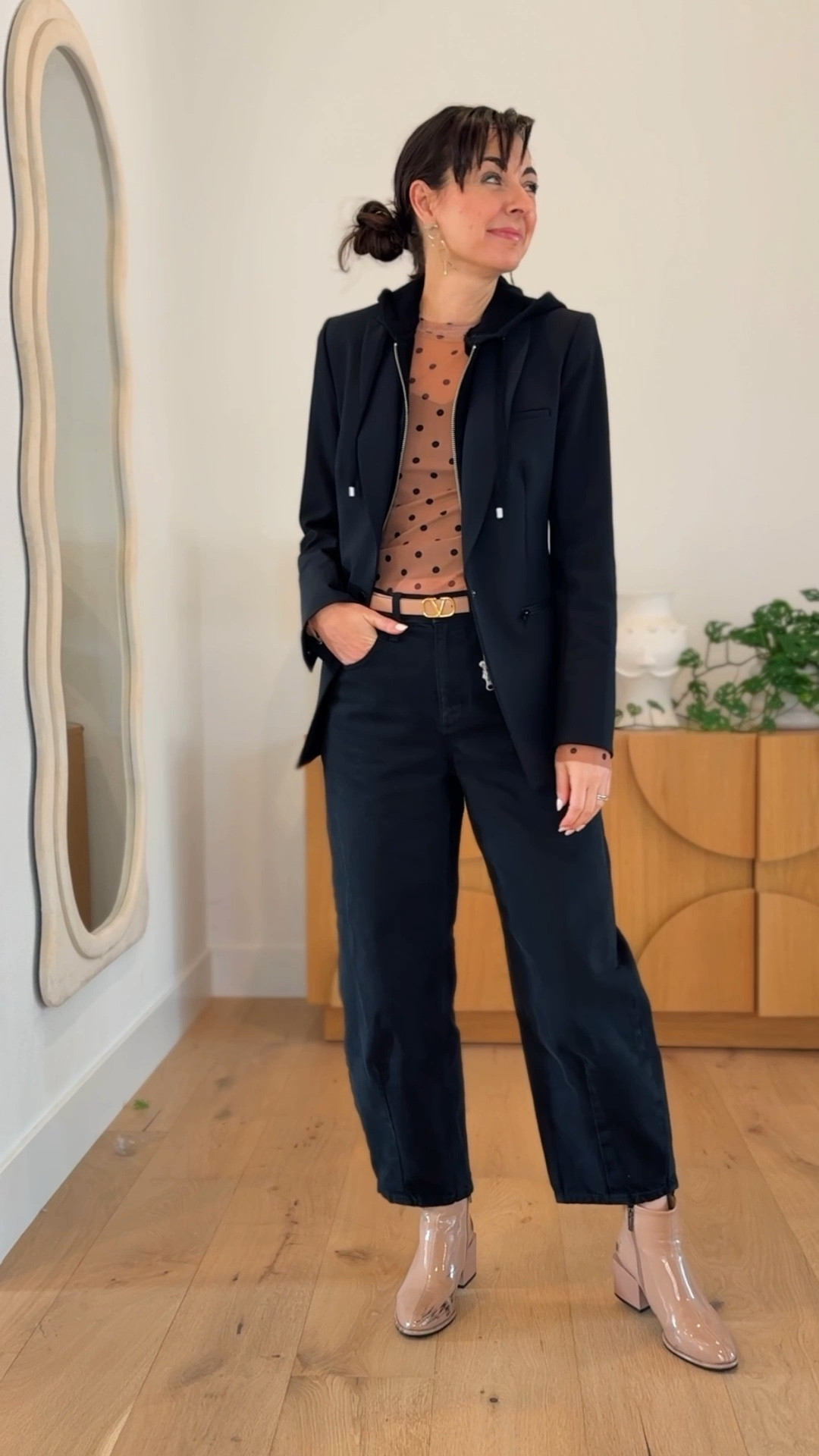 I’ve done a side-by-side comparison of this blazer with removable collar to the Veronica Beard Scuba blazer and they are identical in fabrication measurement, and designed details. The only difference is this blazer is not size numerically so you get less of an exact fit than you do with number sizing AND it’s about $600 less!

I am 5 foot four, size 32 a or extra small and wearing an extra small with the removable zip in Dickie also linked here