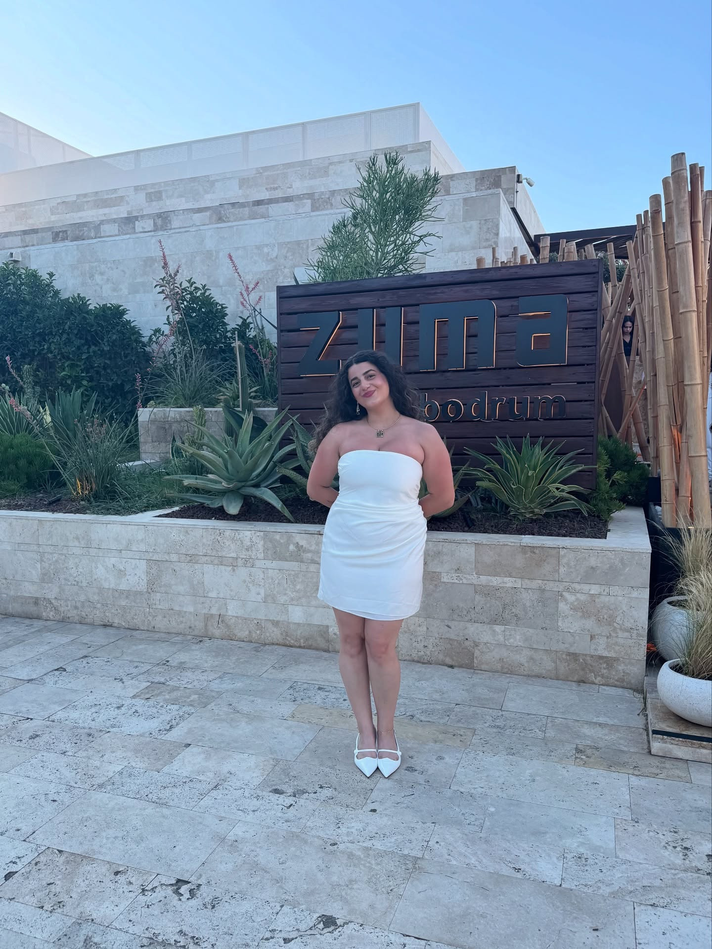 surprise dinner at zuma planned by my amazing bridesmaids for my hen weekend 👰🏻‍♀️🪩🤍✨

one of my favourite bridal looks from my whole hen do weekend 

#bride #2025bride #hendooutfits #bridaloutfits 

#LTKeurope #LTKwedding #LTKsummer