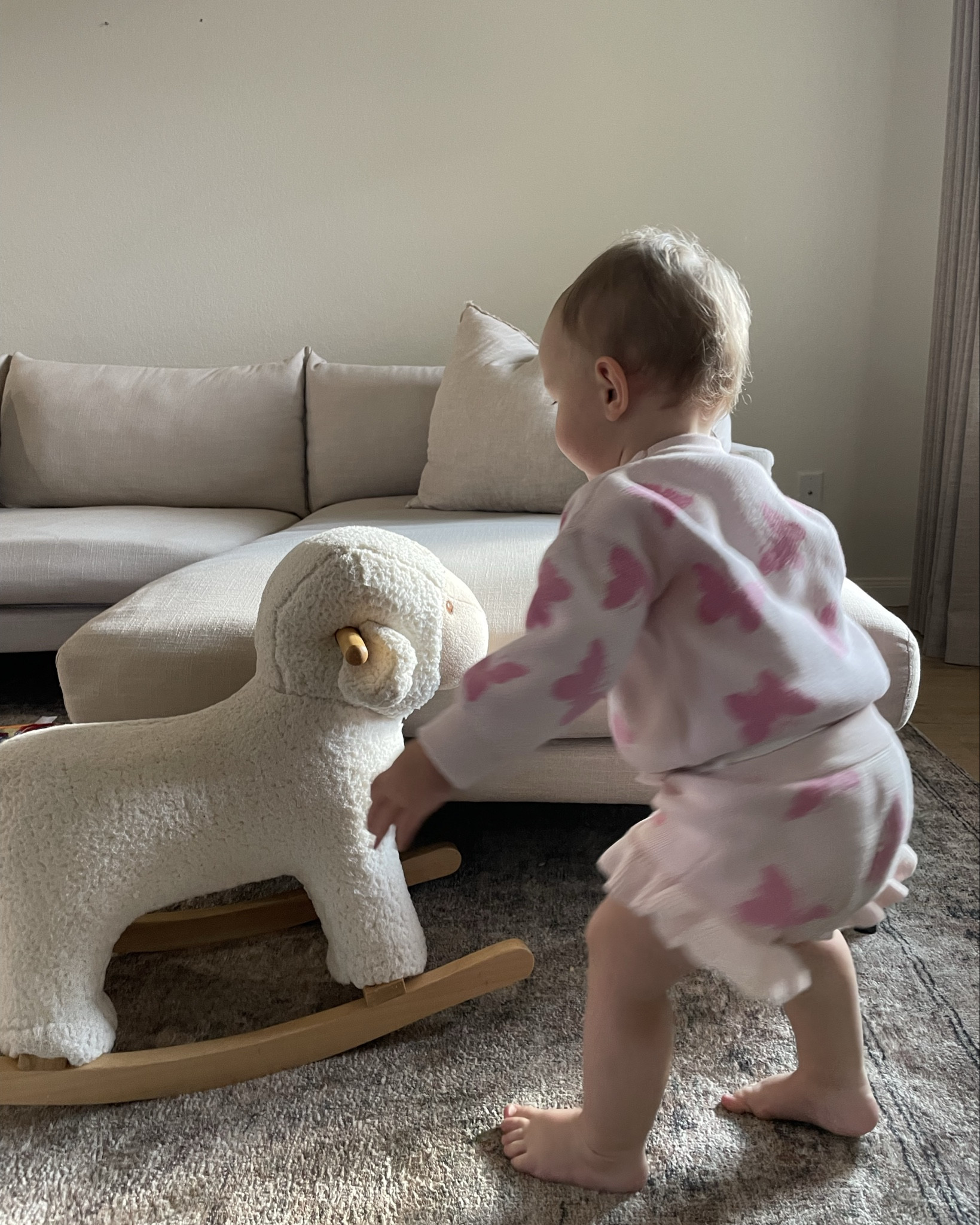 🐑 🦋 

#home #kids #rug #livingroom #playroom #rockinglamb 
