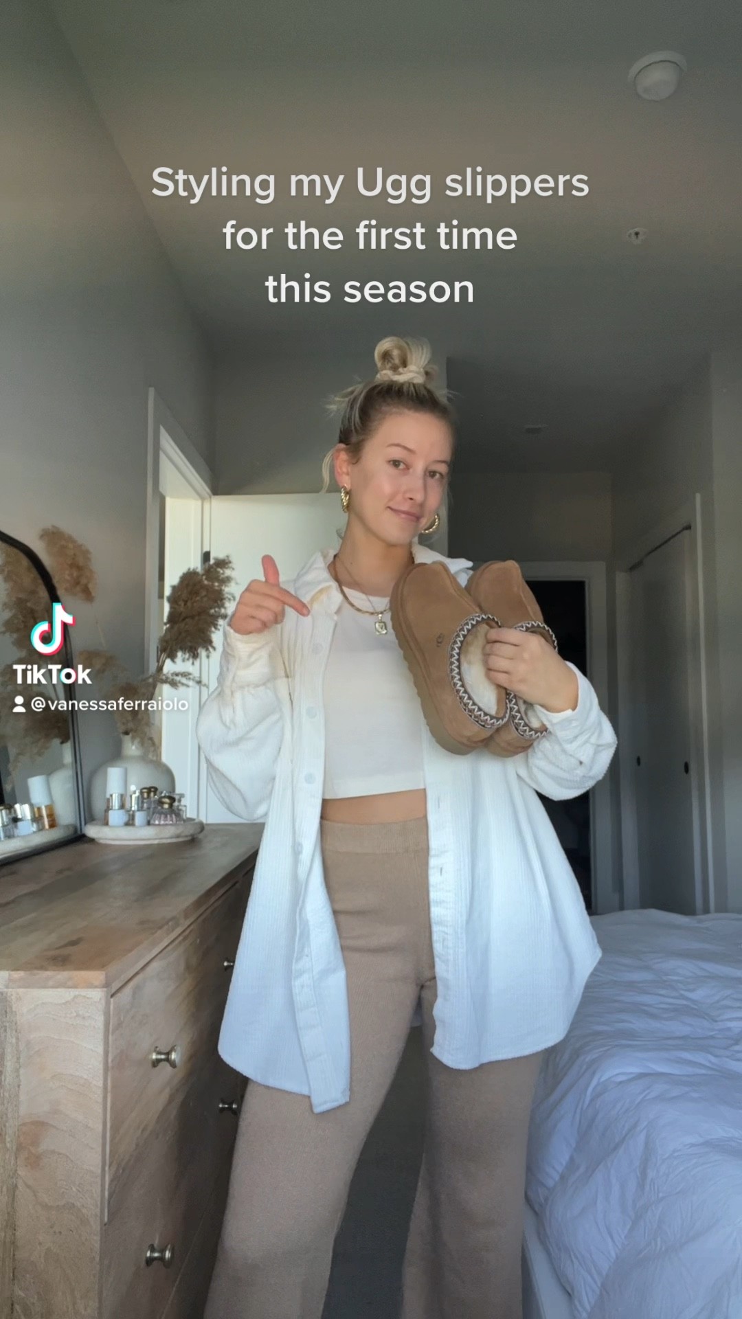 Ugg slippers, ugg slides, Ugg outfits, fall fashion, fall style, fall outfit ideas, fall trends 2022, comfy chic outfits, comfy style 