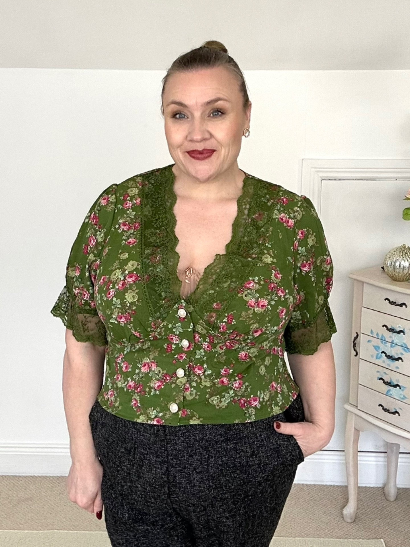 I do understand that not everyone wants to tuck their top. I KNOW how scary it is to even contemplate at first. 

If however you want to work towards it, a top like this one is a great start. You do first need to consider how well you want to disguise your tummy. For me it’s always wideleg as there is no tummy in sight.. and after that, pick your top.

What to look for: something that isn’t too long so you keep the rule of thirds in place. Something that is sewn to give you natural curves. Something that sit and skim your body, snug but not tight. 

The one i am wearing here is rather low cut but I fixed it with a safely pin. It’s

#LTKplussize #LTKover50style #LTKstyletip