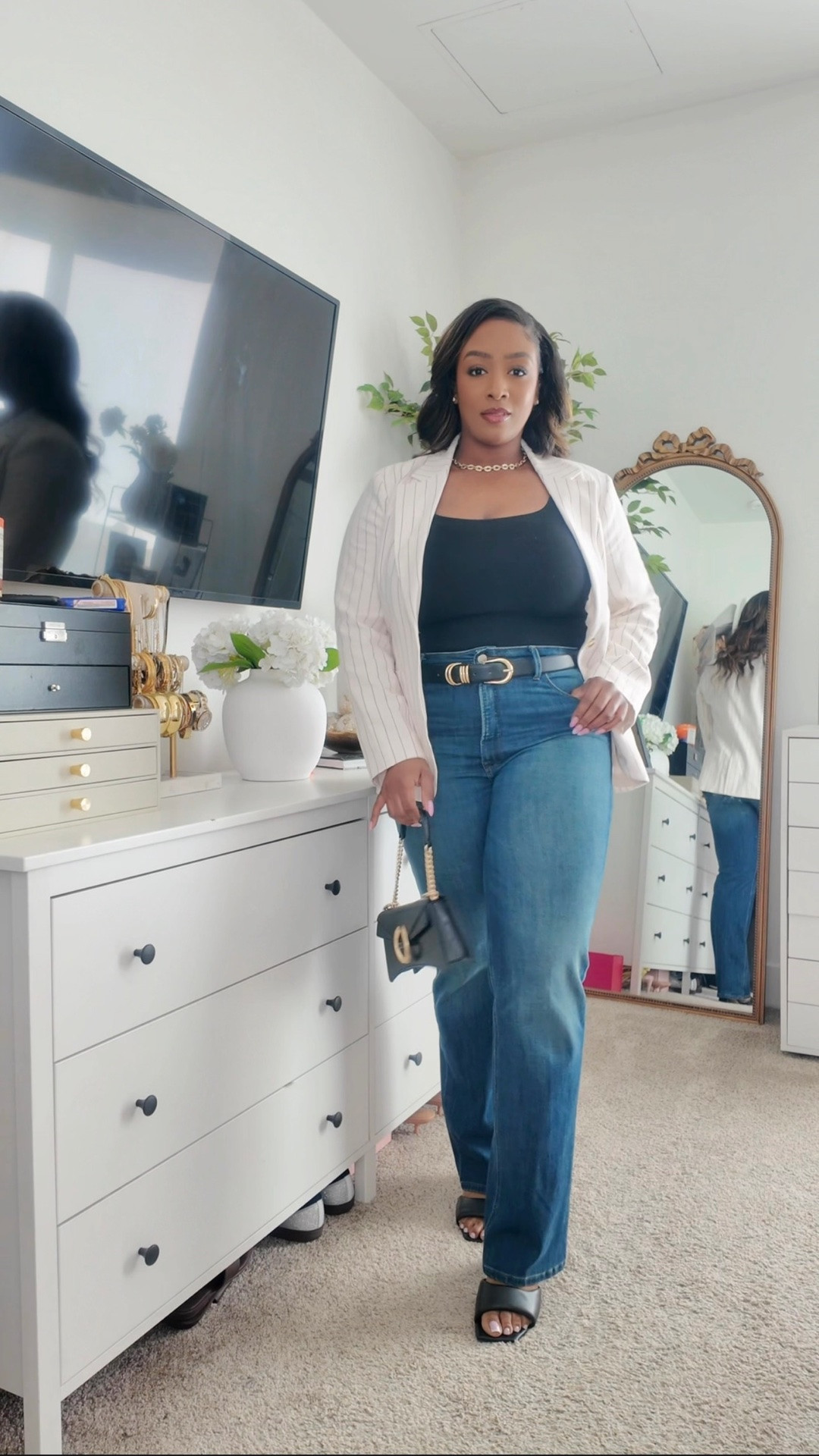Elevated casual will always be one of my favorite ways to dress ✨ A blazer, great-fitting jeans, and a structured bag instantly pull an outfit together.

#elevatedcasual #casualchic #ootdinspo #curvyfashion #styleinspiration