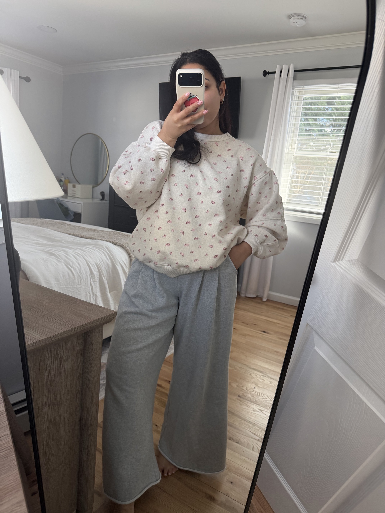 Aerie look, Aerie Très Chic Sweatshirt street trouser, loungwear, casual look 

 #LTKootd #LTKmomlife #LTKselfcare