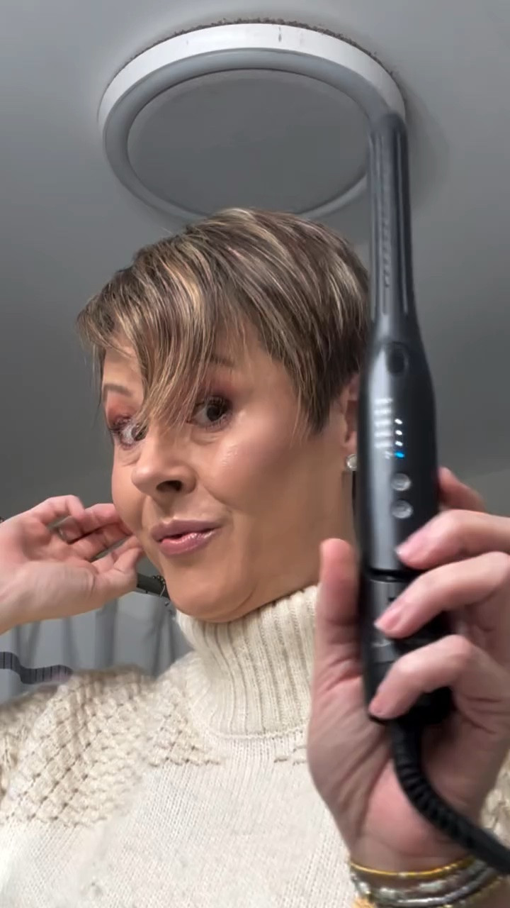 My secret weapon for styling my pixie🌟 

This tool gives me volume at the root, it does not damage my hair. It has five adjustable heat settings, so I can control the look every time. 

Perfect pixie, minutes no fighting with your hair.