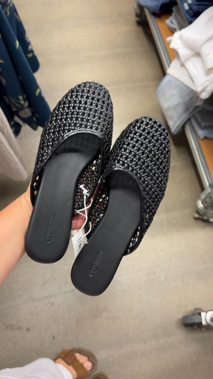 The perfect old navy shoes for summer and fall teacher looks or business casual outfits! Half leather mule that slide on! So cute

Teacher shoes, summer shoes, business casual shoes, workwear, summer work outfits

#LTKStyleTip #LTKShoeCrush #LTKWorkwear