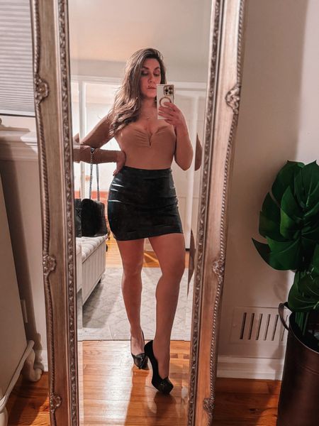 Classic Date Night Look💋
Loving this neutral bodysuit that pairs with so much but especially this faux leather black skirt. No slit necessary because it’s quite the mini and really hugs the body well. I’m wearing a small in both. Let’s not forget a pair of Jessica rabbit heels with a little platform for comfort and added height 👠
#datenight #dinneroutfit #fauxleatherskirt #bodysuits #bodycon

#LTKstyletip