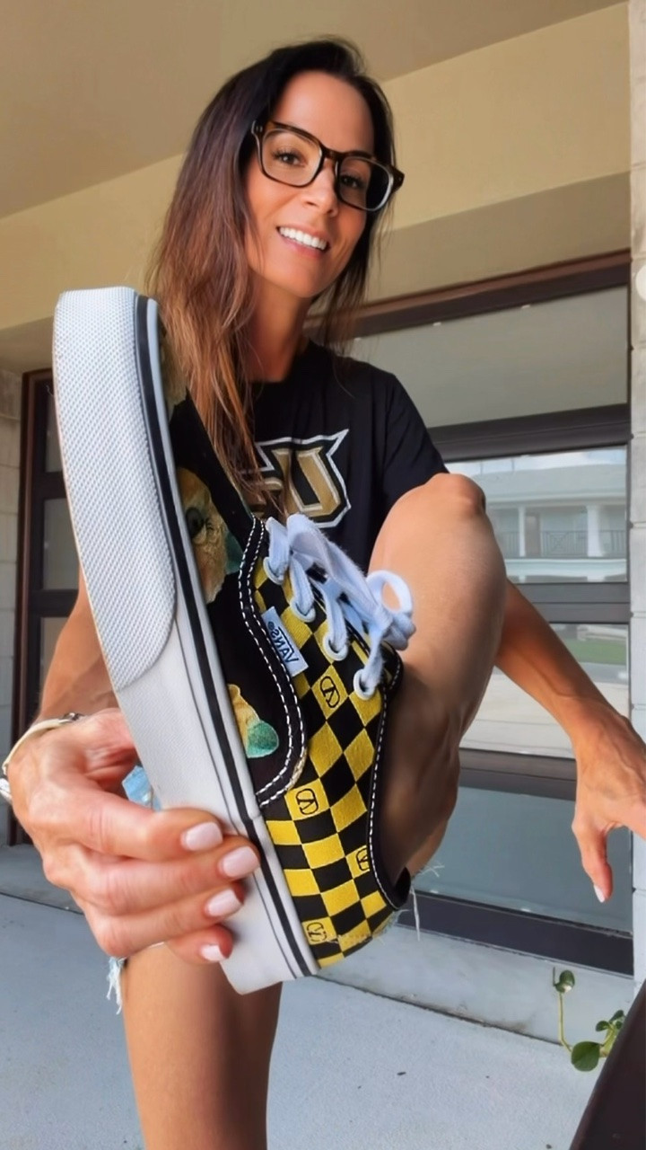 Today’s grocery-store uniform: UCF tee, cutoffs and black-and-gold kicks—because apparently even the snack run requires team spirit. 🖤💛

Heading out to stock the house for our football party, and yes… I absolutely coordinated my grocery-shopping outfit with the home team. It’s called commitment. 😂🏈

GO KNIGHTS! ⚔️ Who are you cheering for today?

#LTKdayinmylife #LTKootd #LTKgrwm