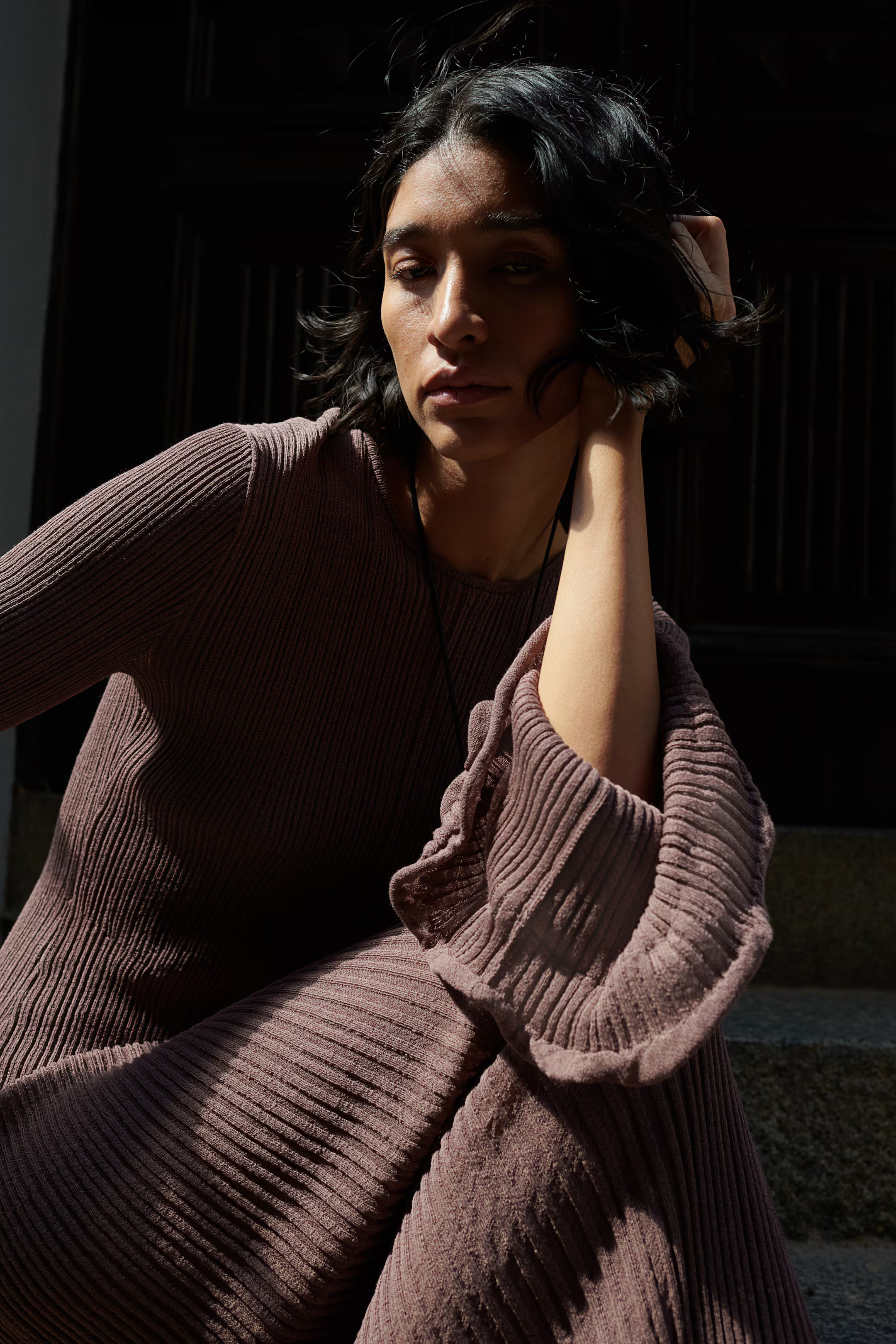 Rippstrick-Kleid mit Bindebändern im Rücken | H&M (DE, AT, CH, NL, FI)