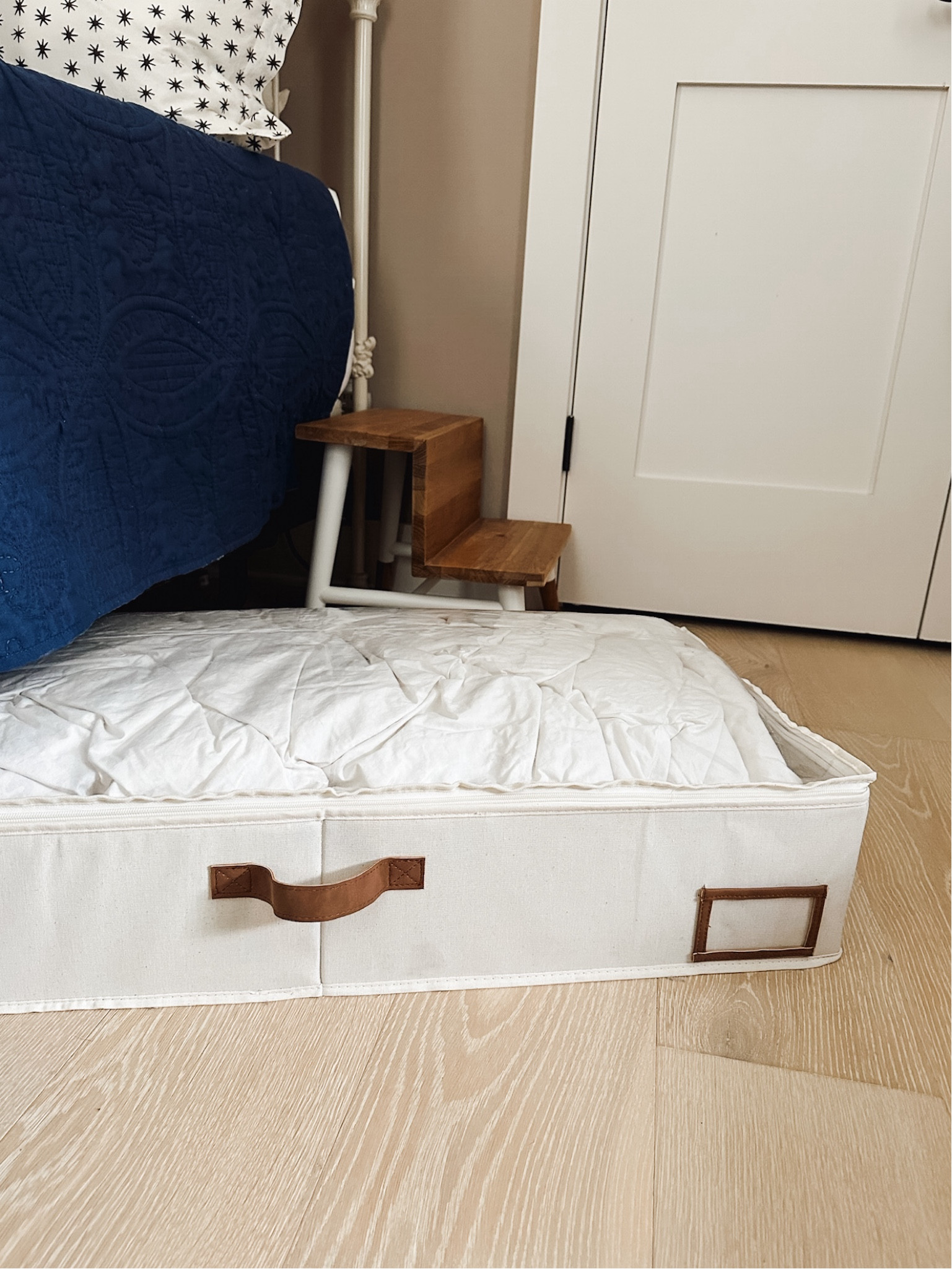 I love these attractive linen toned under bed organizers (we use them in our guest room for extra pillows!). Also linked blue quilt.