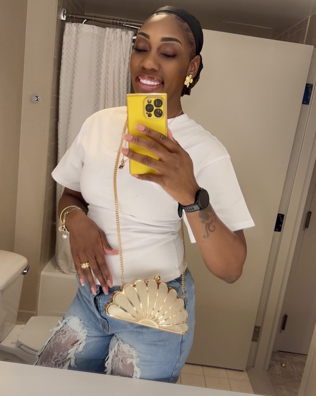 Cute & Comfortable daytime/dinner outfit…

Shirt/Shorts/Sandals (Fashion Nova)
Purse (Zara)

#LTKootd #LTKBeauty #LTKTall