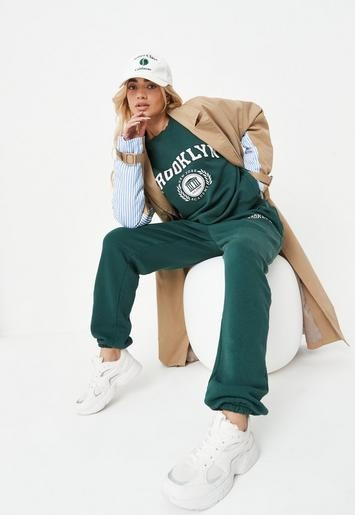 Missguided - Petite Green Co Ord Brooklyn Relaxed Varsity Joggers | Missguided (UK & IE)