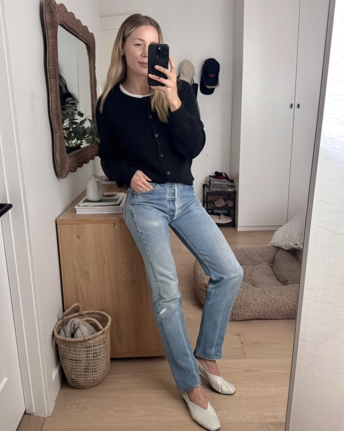 Easy, relaxed, simple transitional outfits I’ll be wearing over the next month as summer fades into fall. 


#transitionalstyle #summertofallfashion #earlyfallfashion #minimalfashion #casuallook

#LTKcanada #LTKfall #LTKjeans
