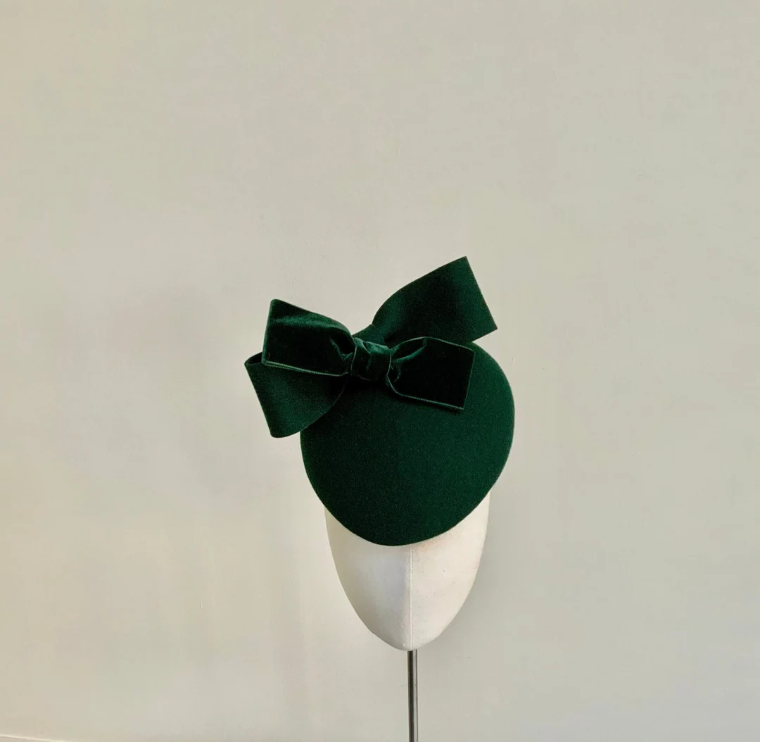 Dark green felt fascinator, bottle green felt hat, pillbox with bow, statement green wedding head... | Etsy (US)