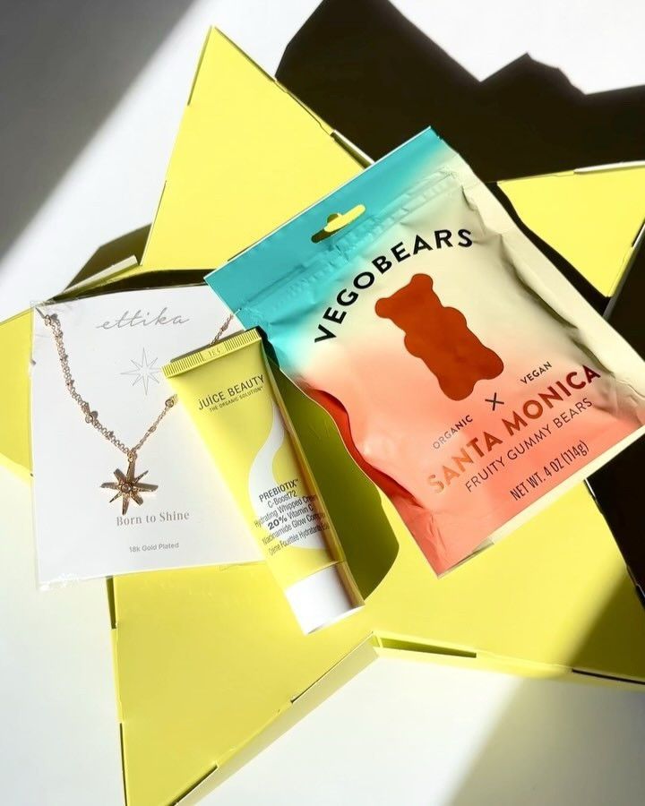 Gifted by @juicebeauty 

➡️ swipe for the unboxing of this cute package from Juice Beauty! 

💚 Prebiotix C-Boost72 Hydrating Whipped Cream 20% Vitamin C Niacinamide Glow Complex 
This face cream has a cloud like texture and features a glow boosting complex which contains vitamin c, niacinamide and a hydration skin barrier blend. The cream helps to give the skin a glowy appearance and boost hydration. 

#juicebeauty #skincare #skincareproducts #skincarecommunity #juicebeautyskincare #skincare