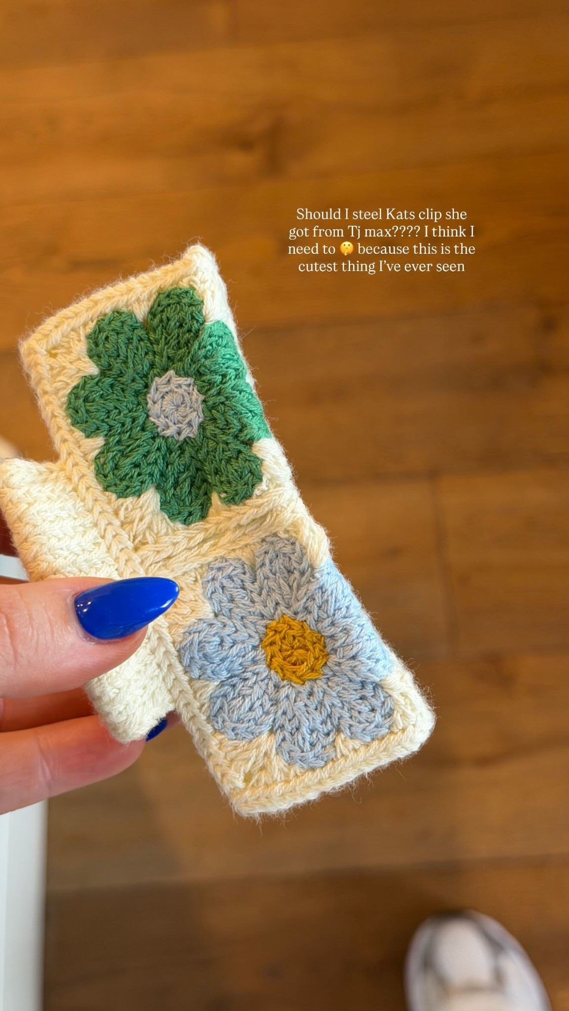 I think I might need to keep this crochet claw clip for myself. So cute!! Linked similar options