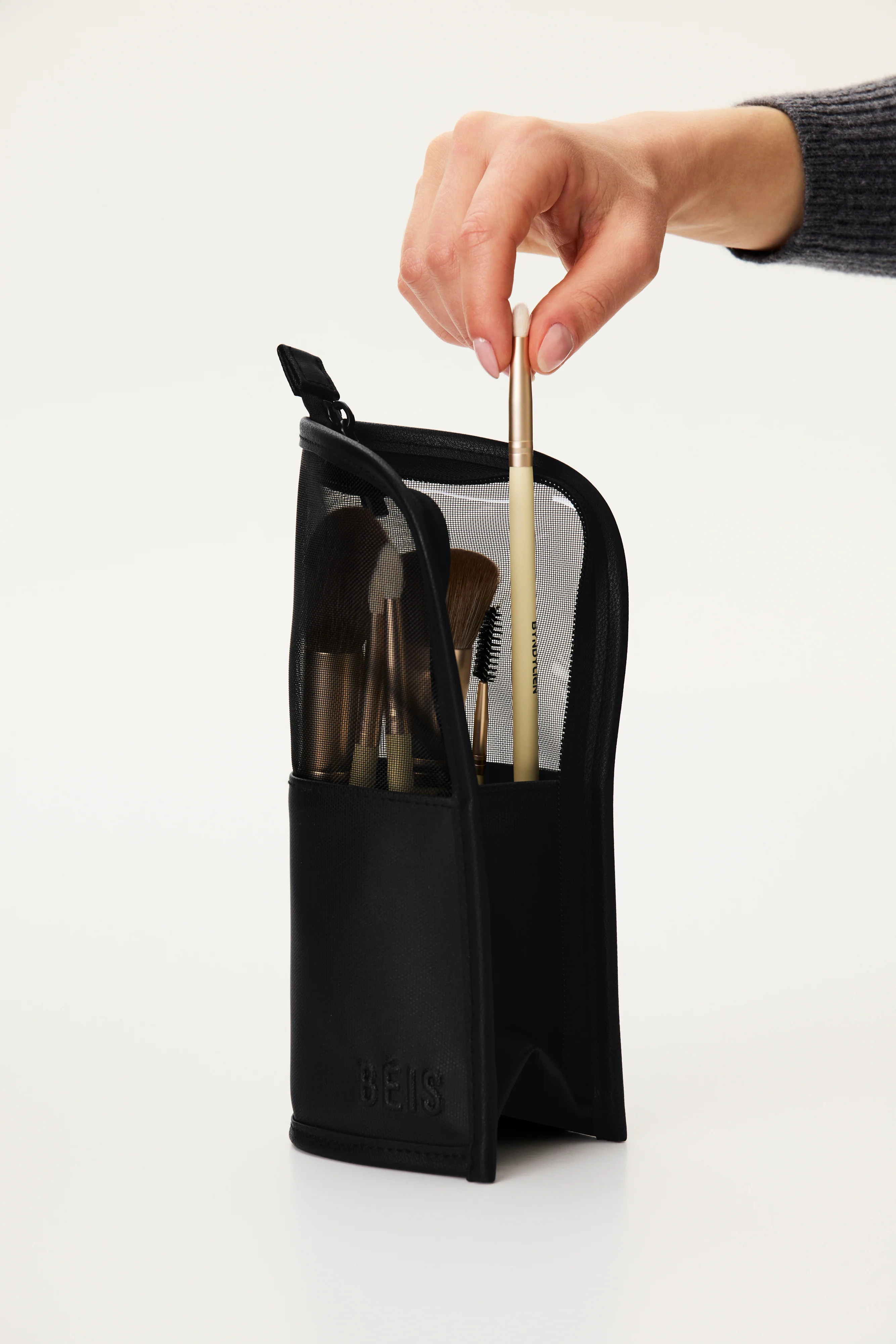 BÉIS 'The Makeup Brush Pouch' in Black - Makeup Brush Travel Holder Bag in Black | BEIS