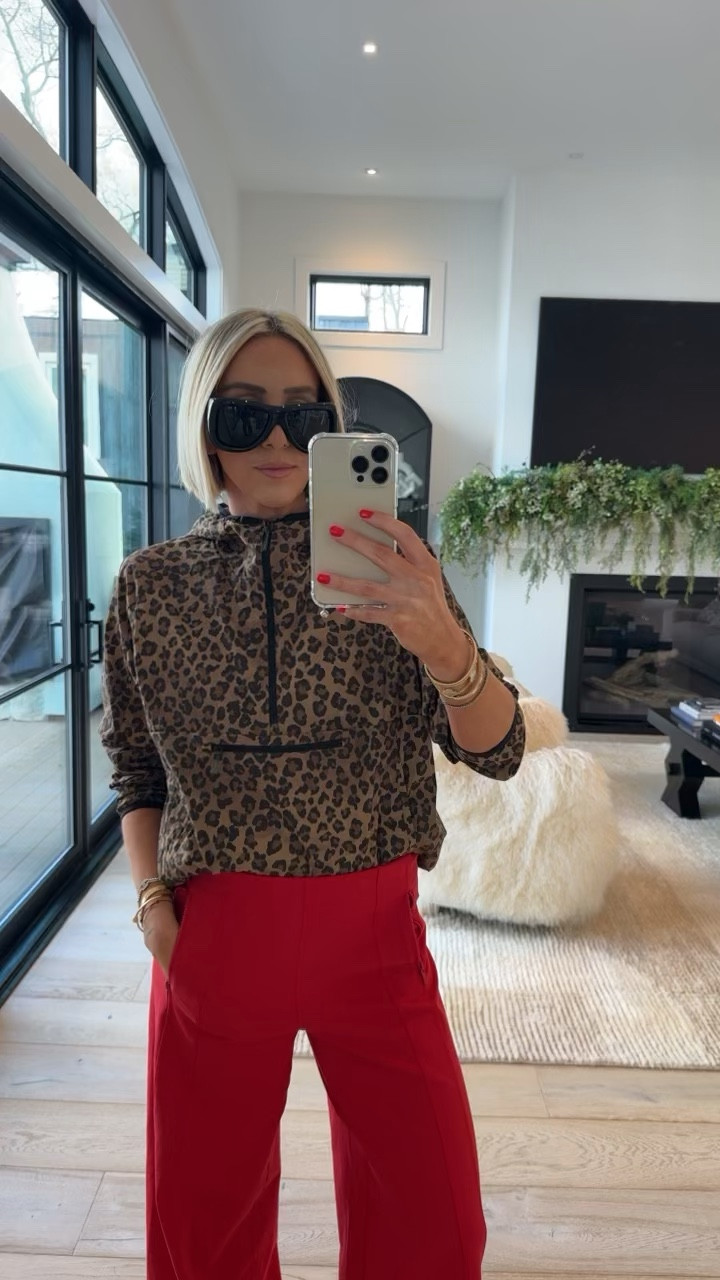 This light weight leopard jacket … don’t sleep in the men’s section 😜🥰 wearing a small and a medium in pants 