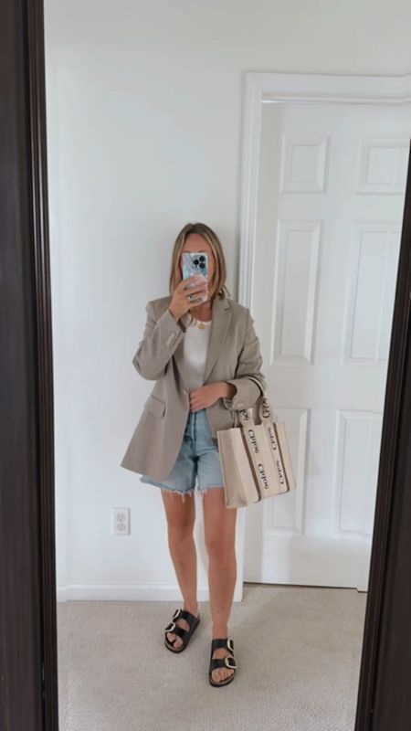 20 pieces countless ways to wear// May Capsule Wardrobe with neutral easy to pair together pieces that make getting dressed easy 