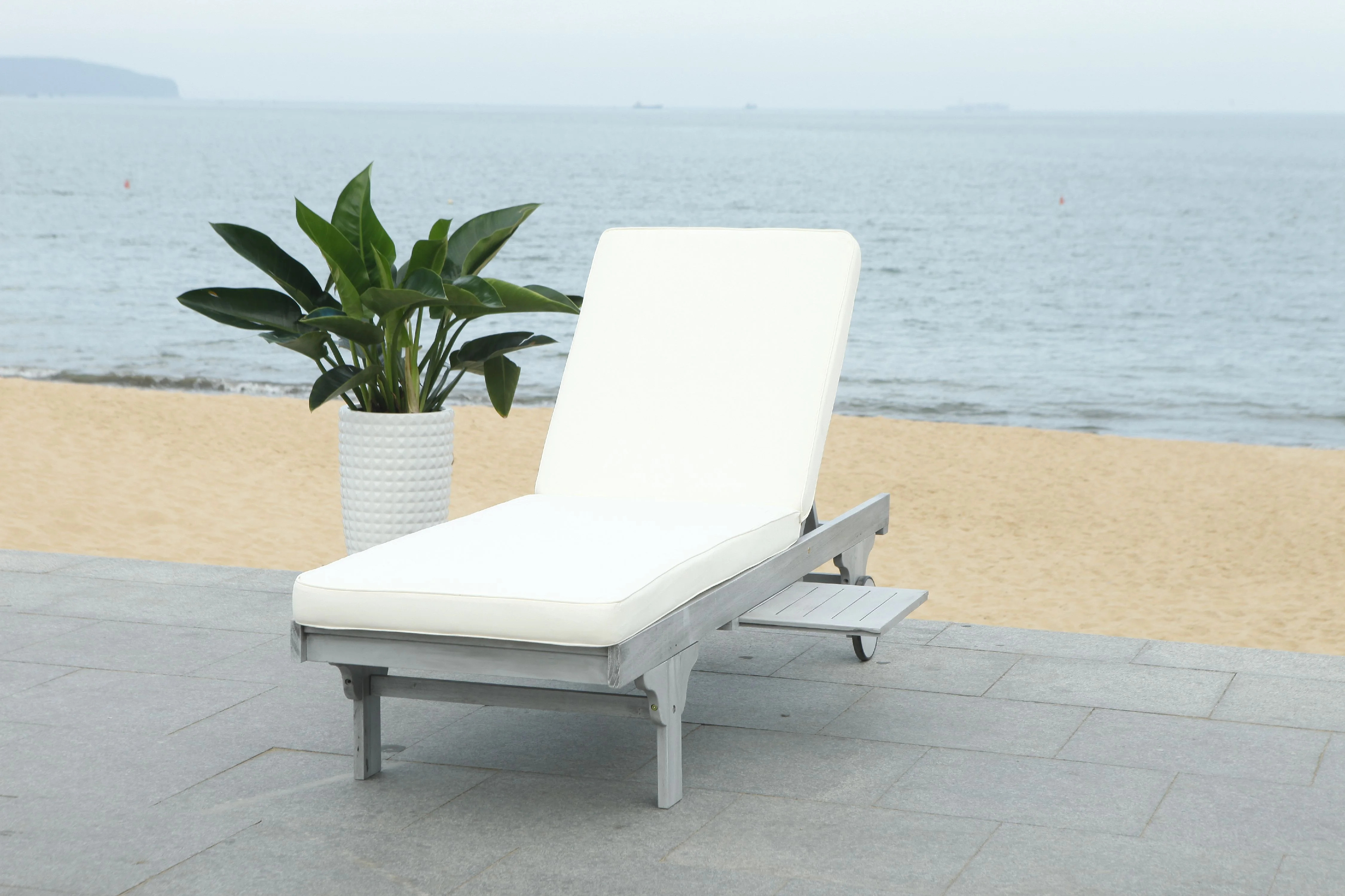 Safavieh Newport Outdoor Modern Chaise Lounge Chair with Cushion - Walmart.com | Walmart (US)