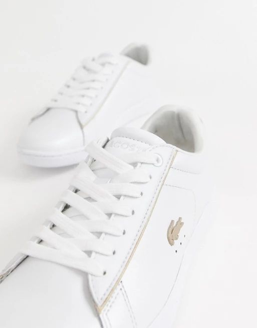 Lacoste – Carnaby Evo 118 – Weiße Ledersneaker mit goldenem Besatz | ASOS DE