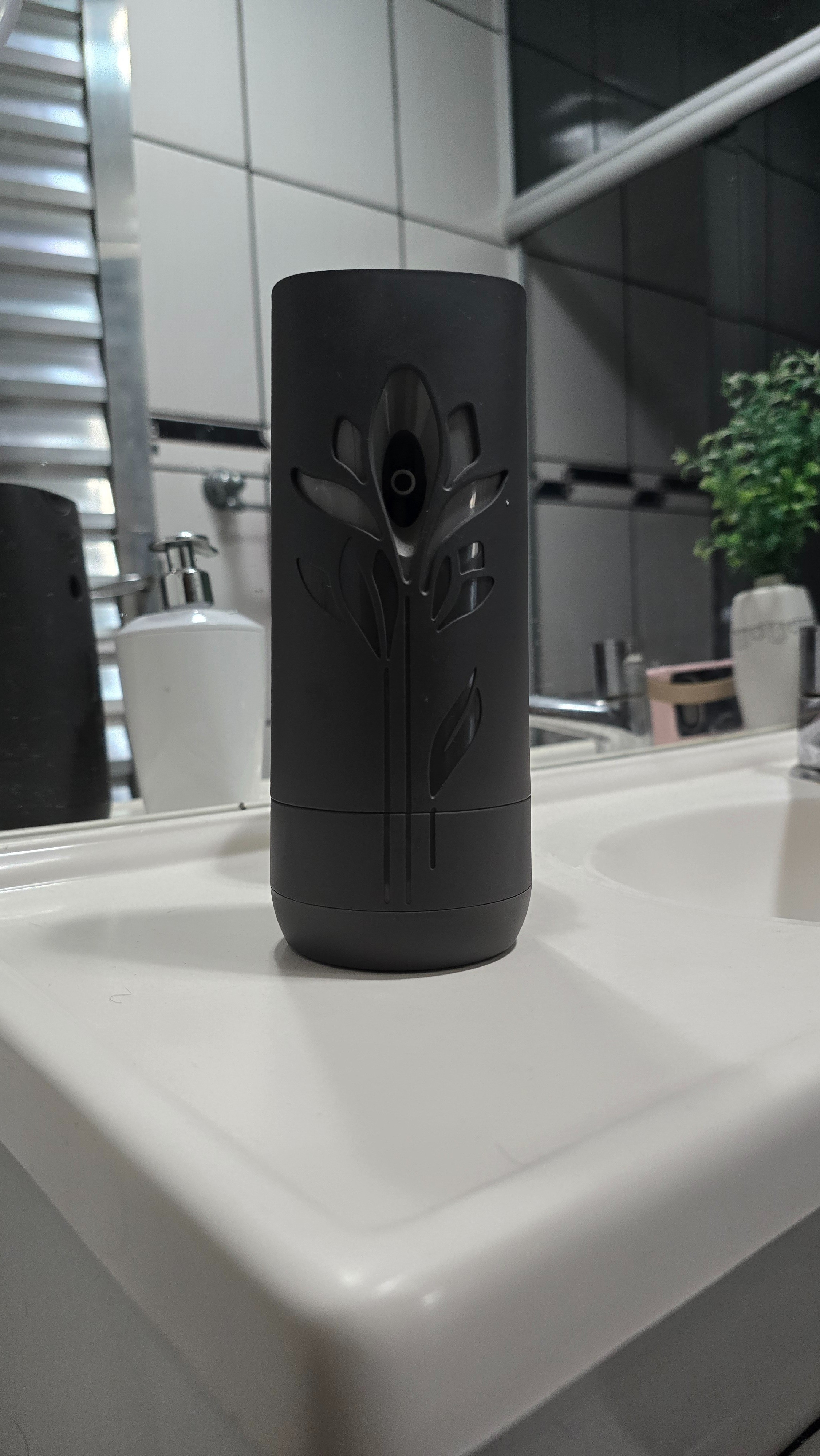 Além de dar um charme no banheiro, ele deixa um cheiro super agradável o dia inteiro. 

