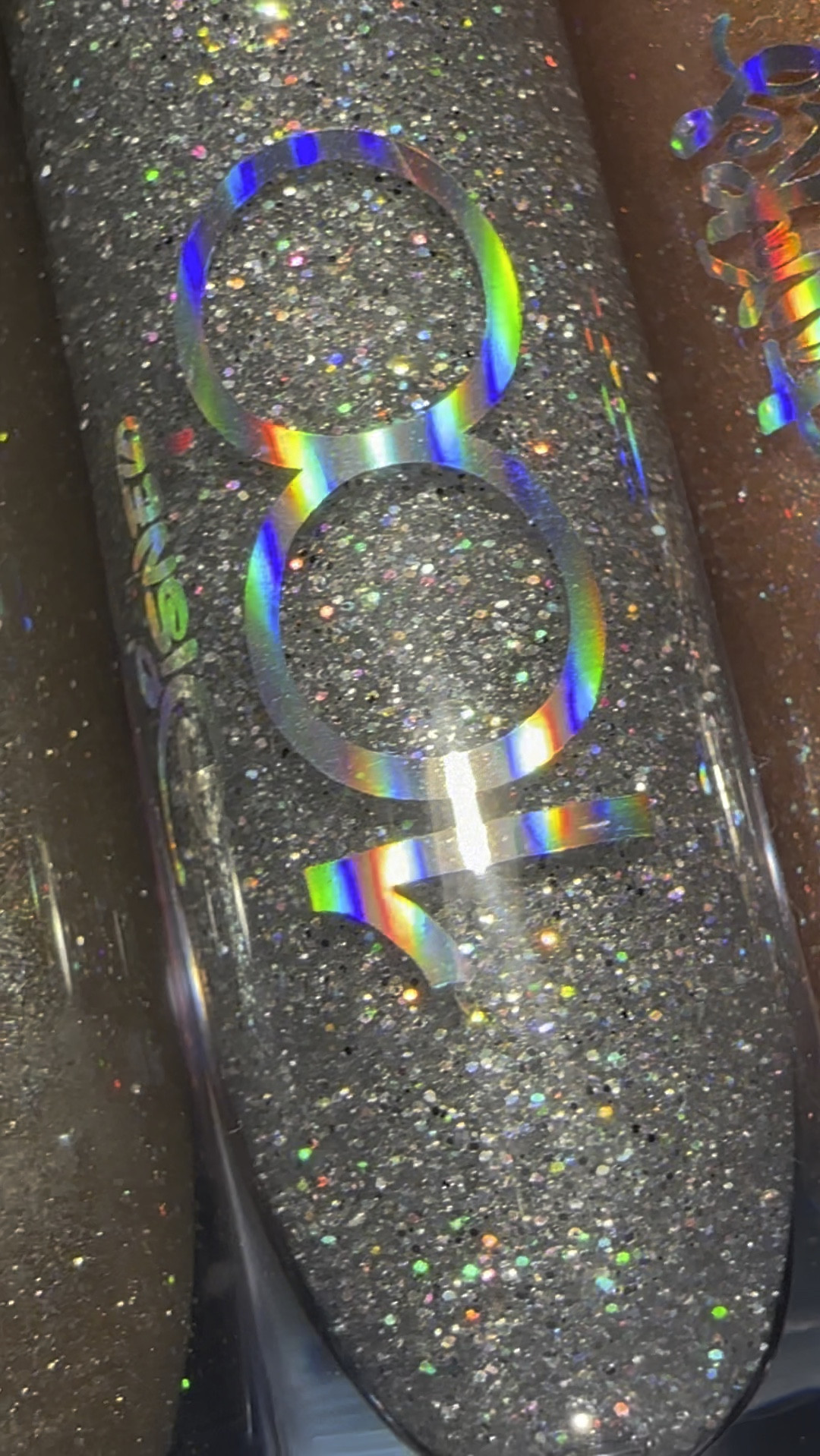 Coleção DISNEY 100 POR BRUNA TAVARES !! Gloss com bastante brilho e uma textura mais grossinha, o que deixa a durabilidade dele bem maior!! 

#LTKVideo #LTKbrasil #LTKbeauty