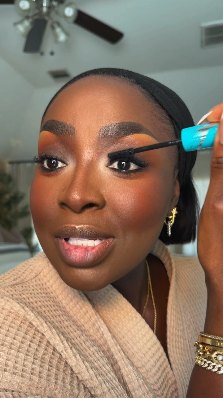 Part 17: Do your airpods translate for you?!  #grwm #makeup #makeuptutorial