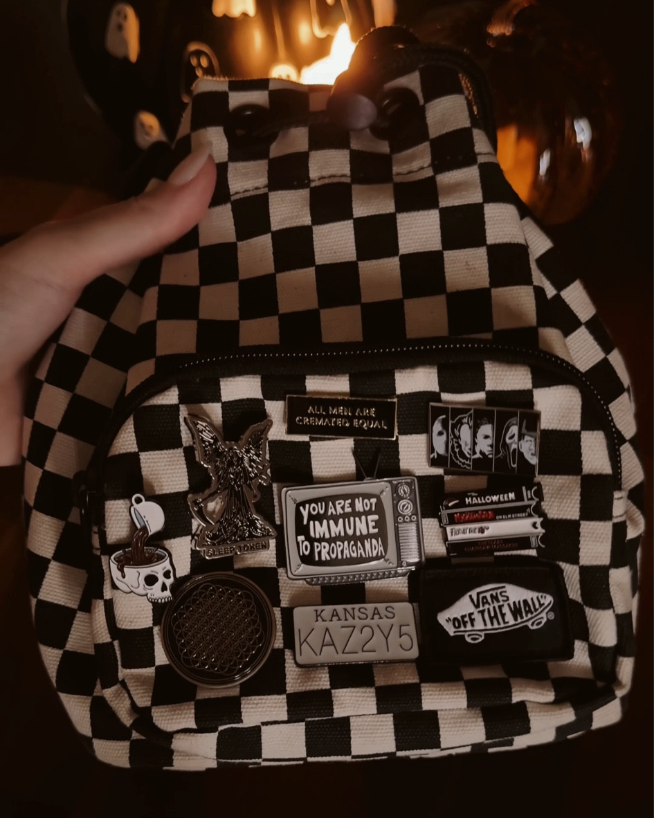 my customized vans bag 🏁



#altstyle #altfashion #vans #vansoffthewall #gothic