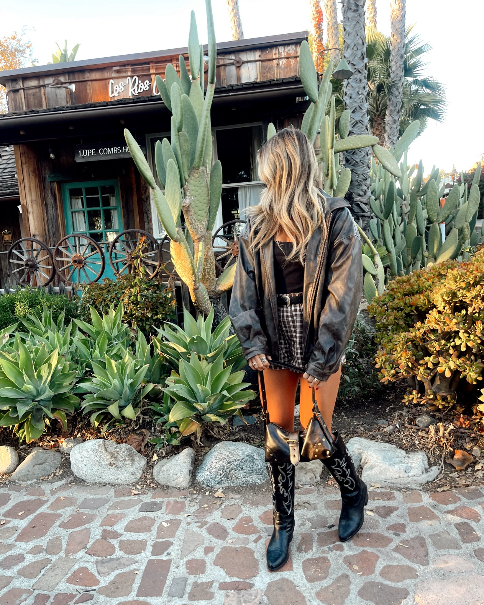 Large jacket
Small shorts
Small tank
7.5 boots
