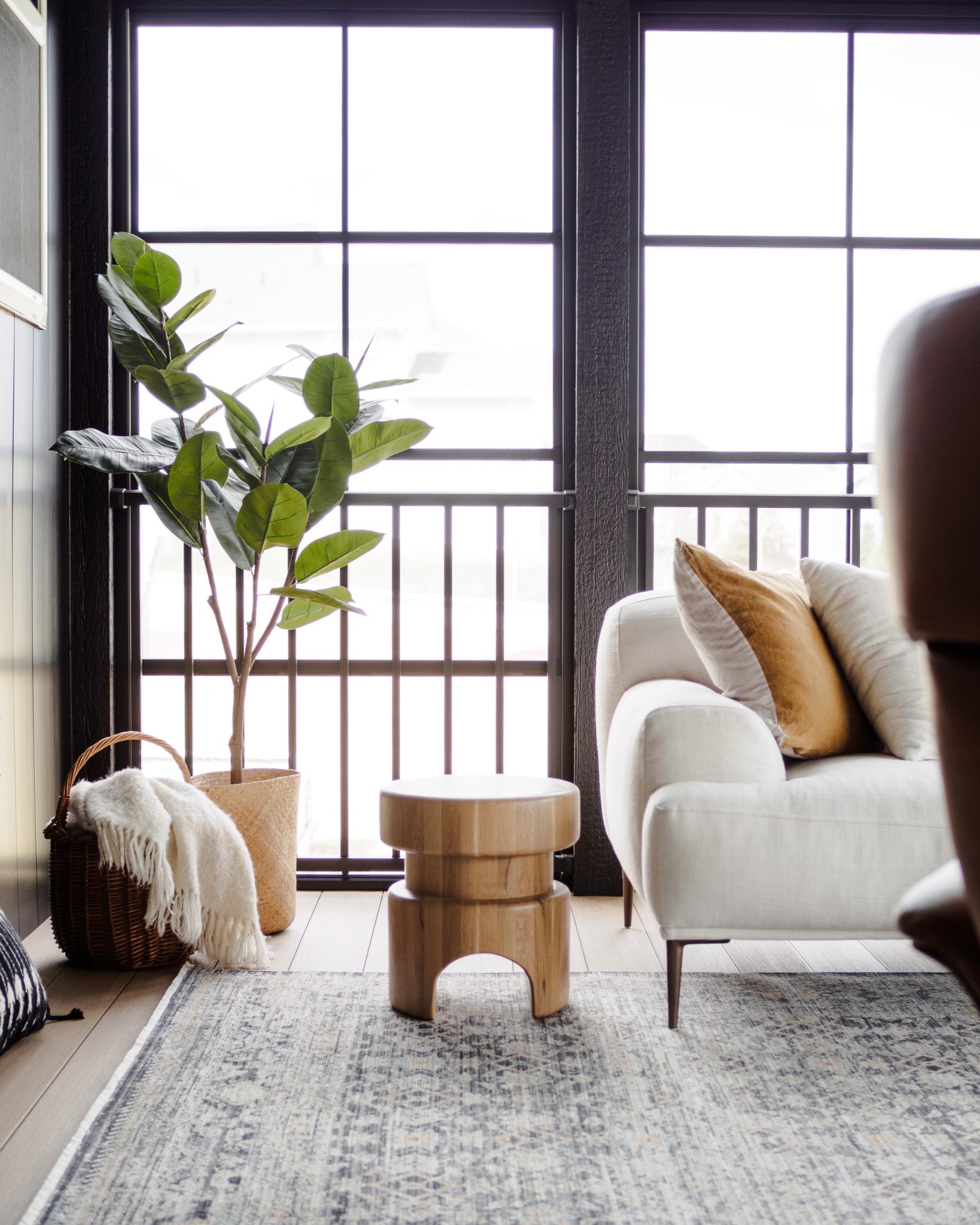 Screened porch patio sunroom side table outdoor indoor summer oak joonloloi

#LTKFamily #LTKHome