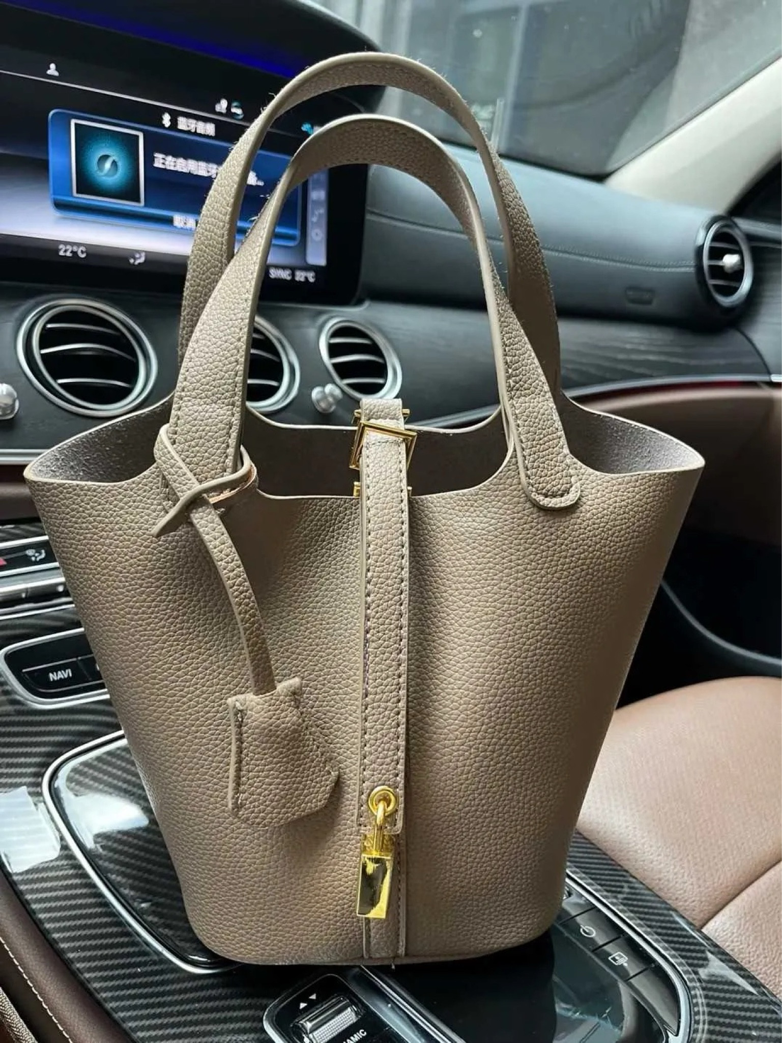 Hermes shoulder bag 

#LTKitbag #LTKsalealert #LTKfindsunder100