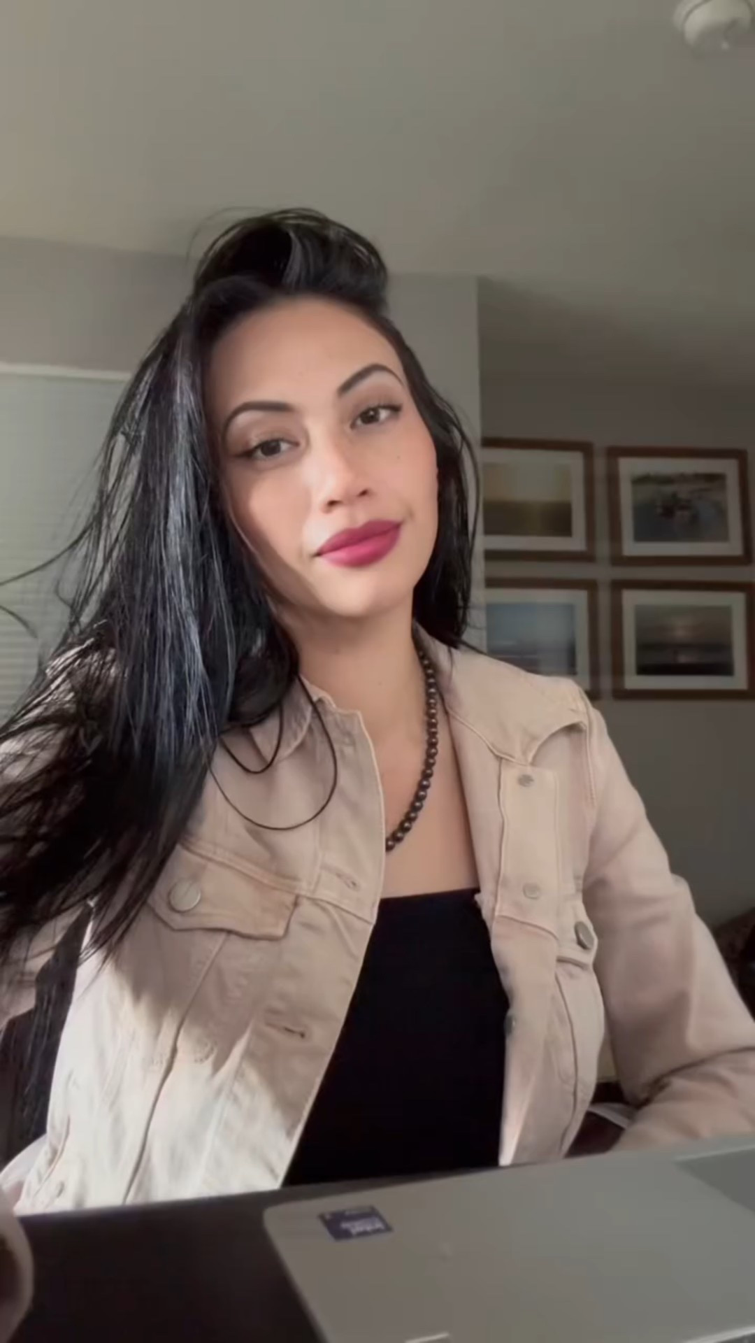 Costco run, but make it minimal glam.

Only wearing La Roche-Posay tinted sunscreen, Eco Lips tinted balm, Benefit eyeliner, and Gimme Brow.

Because SPF + brows = fully put together in my book 🛒💄