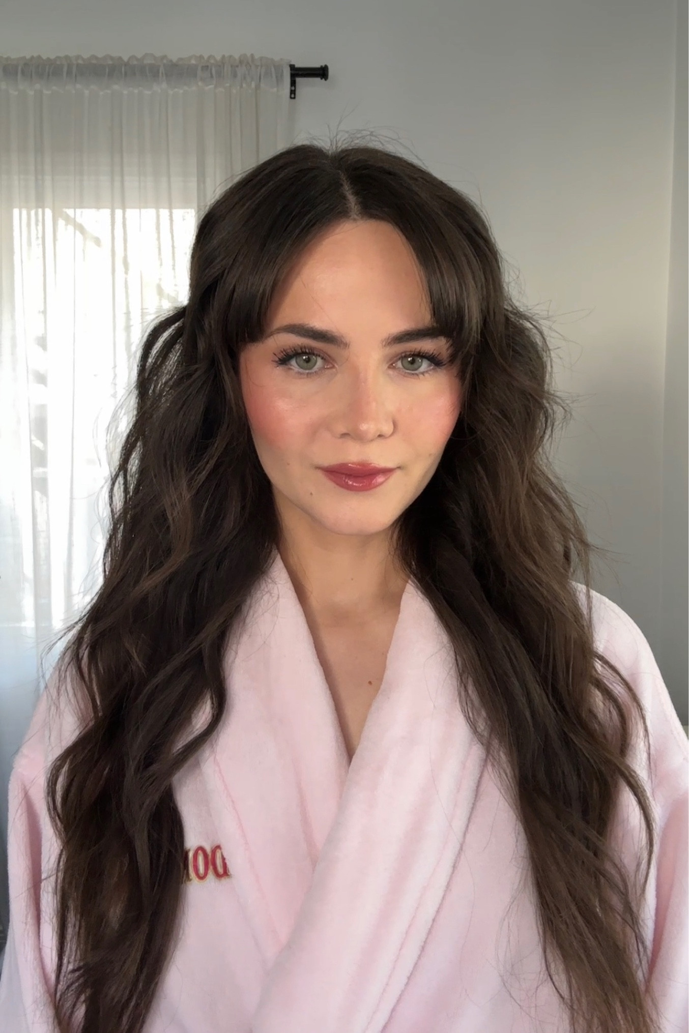 Baby pink shimmery makeup 