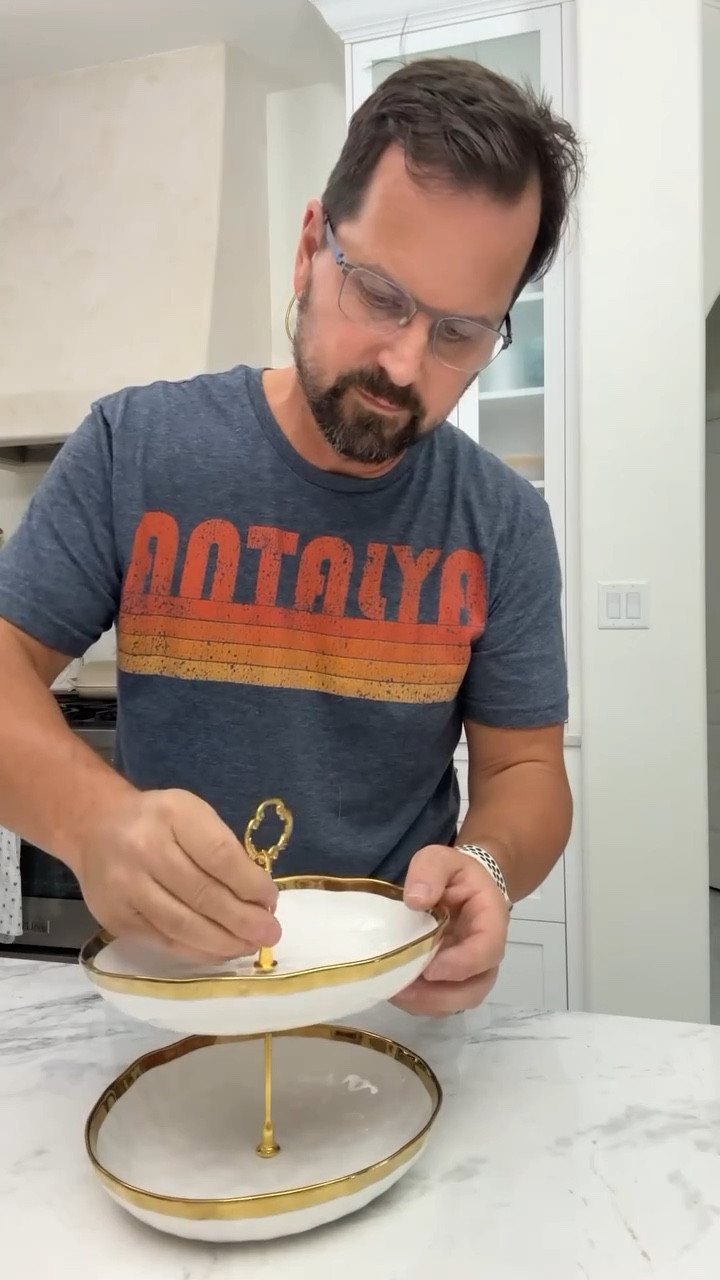 Tiered tray, tiered tray using thrifted plates