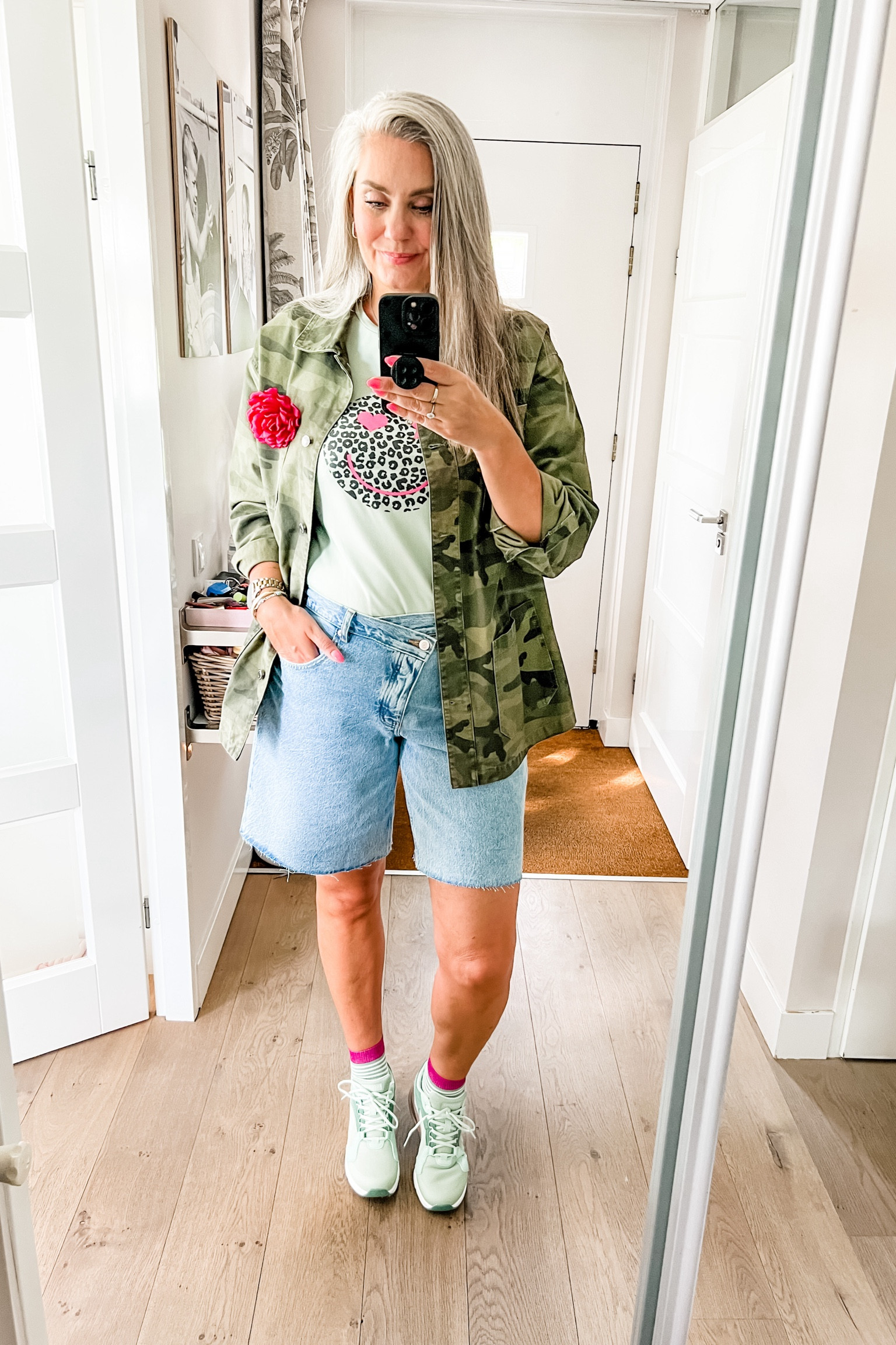 Ootd - Sunday. Denim jorts (C&A, 44), green smiley t-shirt, camouflage jacket (old, Bonprix), flower brooch, smiley socks and mint green Skechers. 



#LTKmidsize #LTKeurope #LTKnederlands