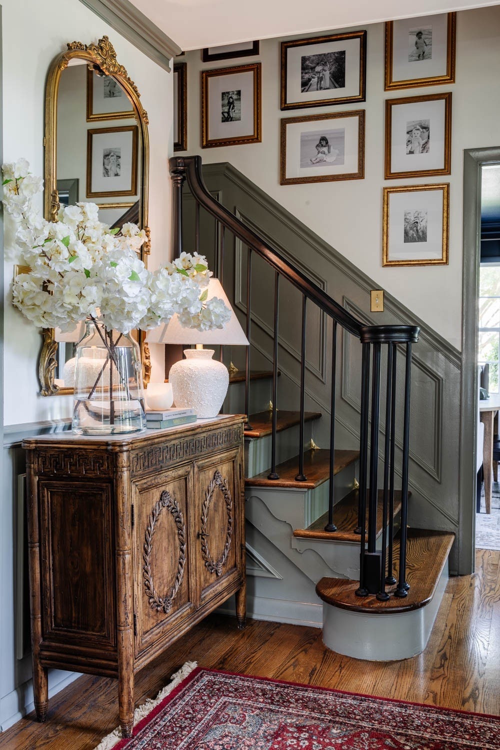 Fresh foyer 


Floral stems, entry, gallery wall 

#LTKSeasonal