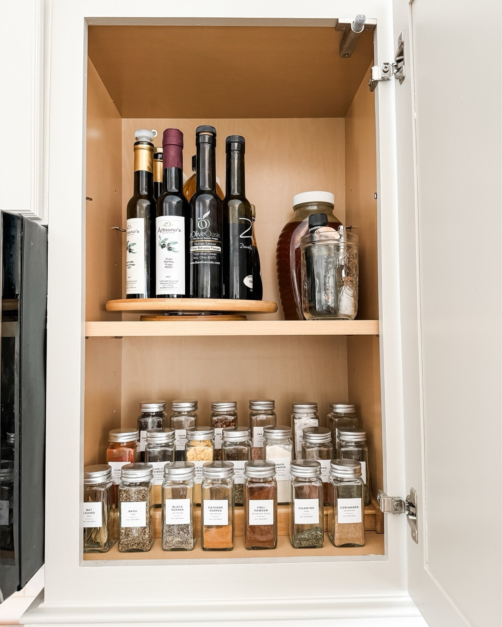 Constantly hitting repeat on these favorite products - a turntable and tiered riser can seriously save the day in your upper cabinets.

And these beautiful labels are the chef’s kiss on top! 💋