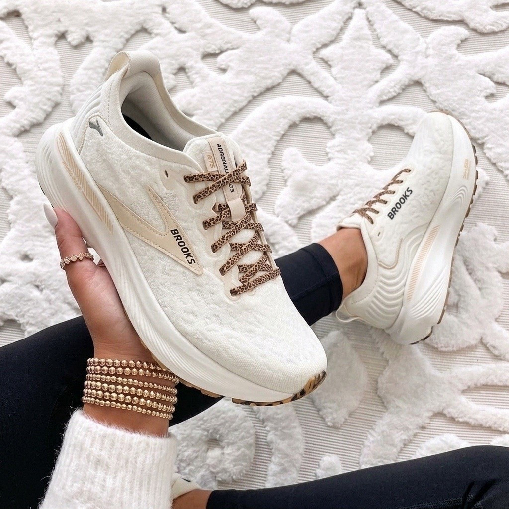 The Brooks Adrenaline GTS 25 is the perfect neutral sneaker to elevate your everyday outfits, and the leopard print laces add the cutest little touch. They run true to size and are unbelievably comfortable for all-day wear whether you’re running errands, traveling, or getting in 10k+ steps in style. ✨