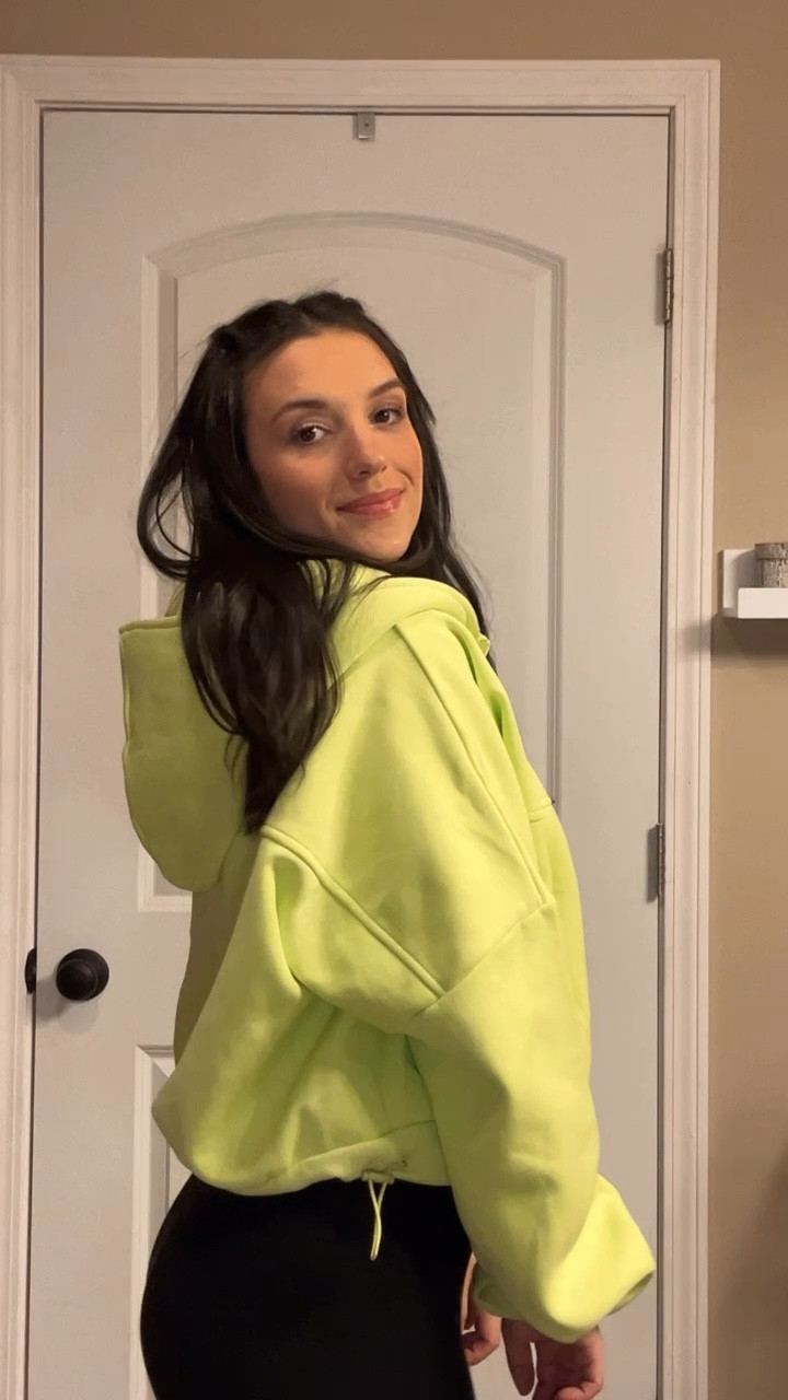 Blogilates pullover lime green
Wearing small
So cozy! And comfortable! 
