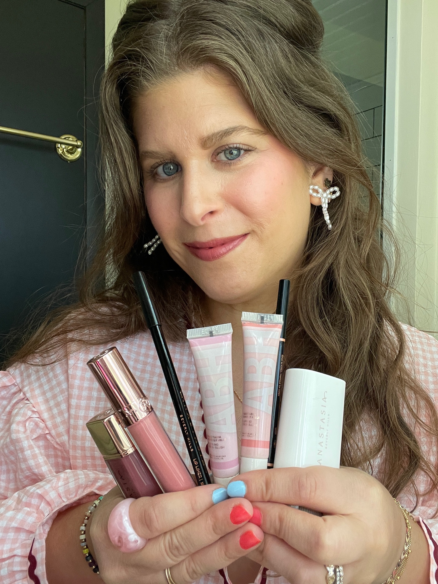 I created this whole makeup look using @AnastasiaBeverlyHills products! The beauty balm gives such a gorgeous base & goes on so smoothly. These new Blurring Serum Blushes are stunning! It has skincare benefits with a vibrant color. I mixed baby pink, which is a cool pink & hibiscus, which is a bright pink coral. They’re hydrating while being matte & blurring. I love that it’s buildable so you can customize the blush. I finished the look with the brow wiz pencil which is amazing for giving me my favorite eyebrow look! Lastly, I used the mocha lip liner with the rose mauve lip velvet & topped with the soft pink lip gloss. #ad