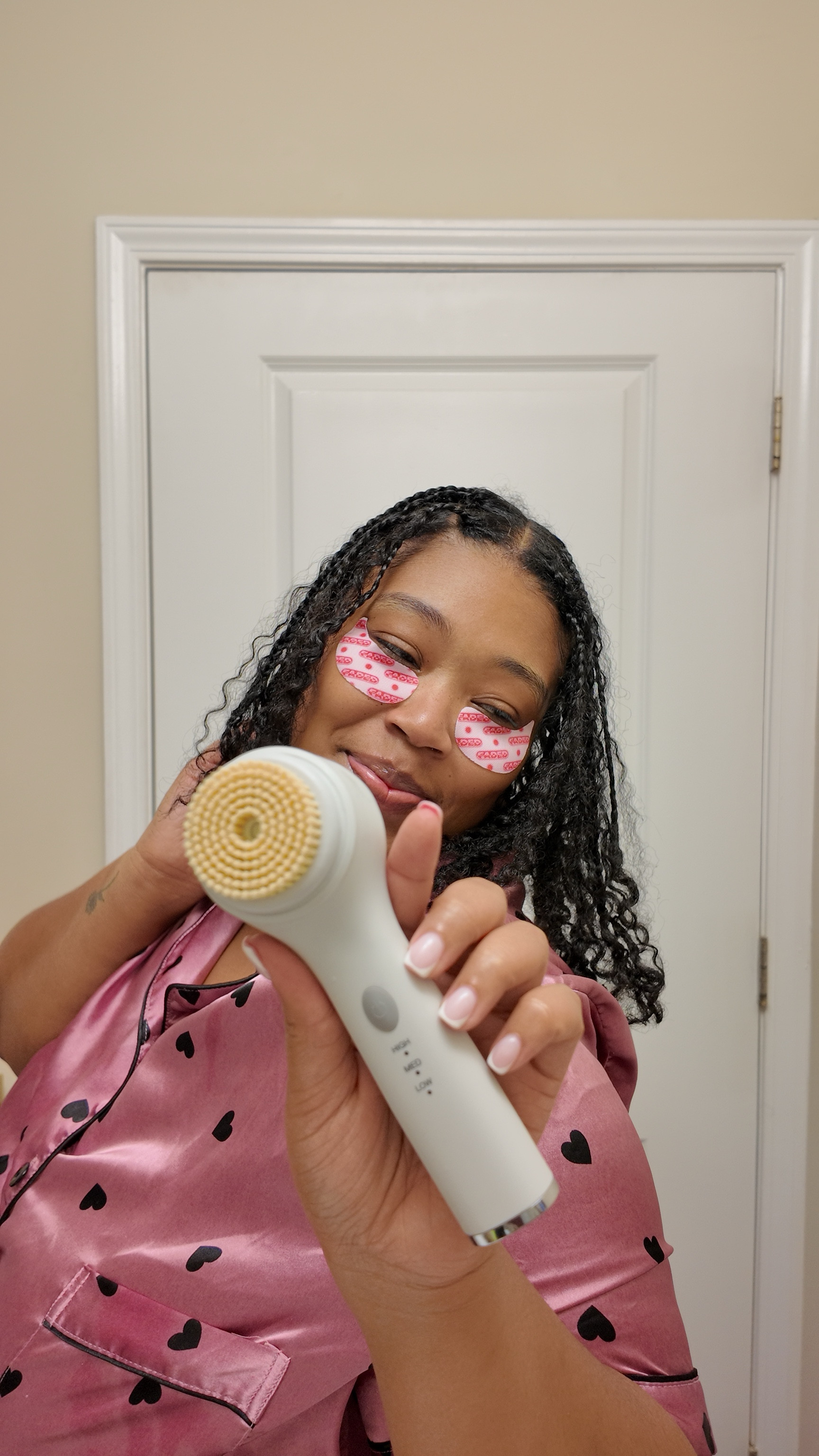 skn by @conair trio facial brush is the reason I get excited about washing my face everyday. It was 3 interchangeable attachments to help clean, exfoliate and rejuvenatate your skin to glow daily. #ConairPartner  