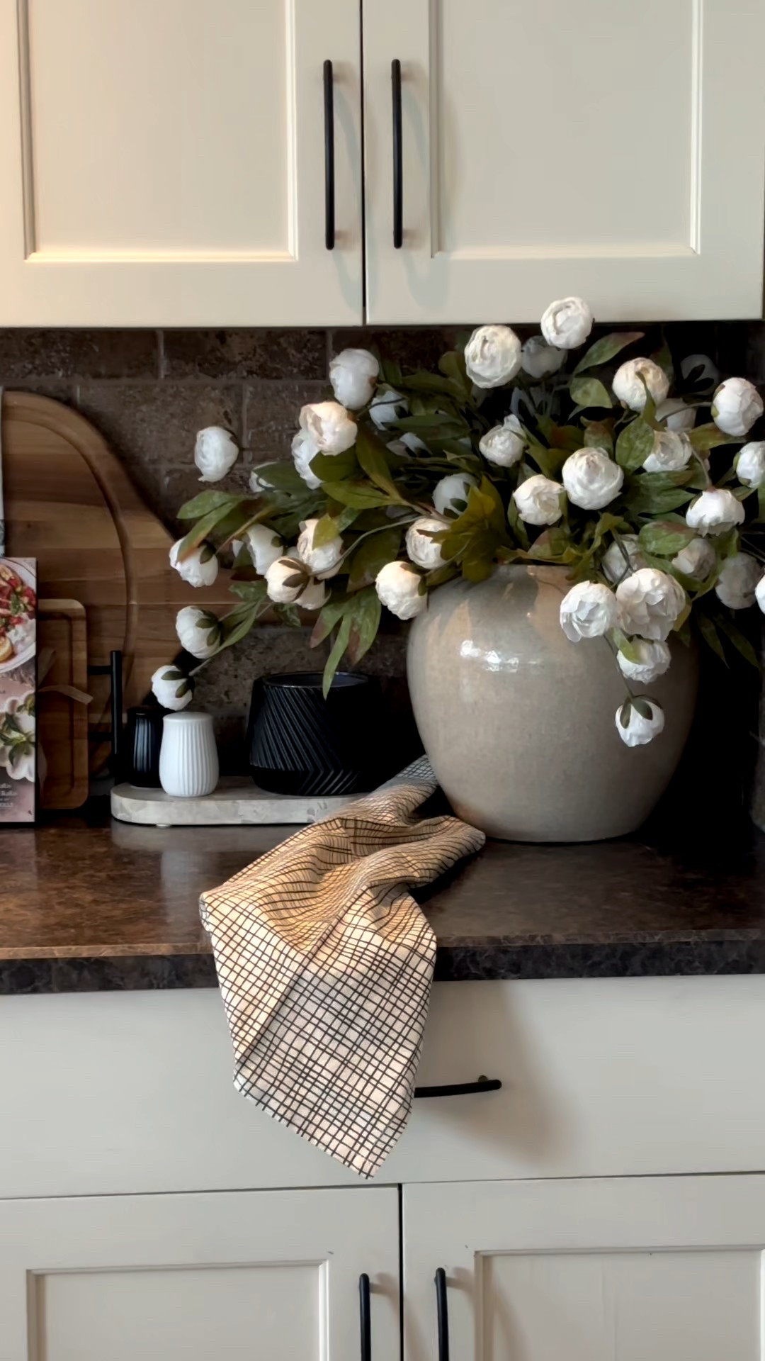 Cozy, classic modern kitchen corners! ✨

#kitchen #homeinspo #modernclassic

#LTKstyletip #LTKsummer #LTKhome