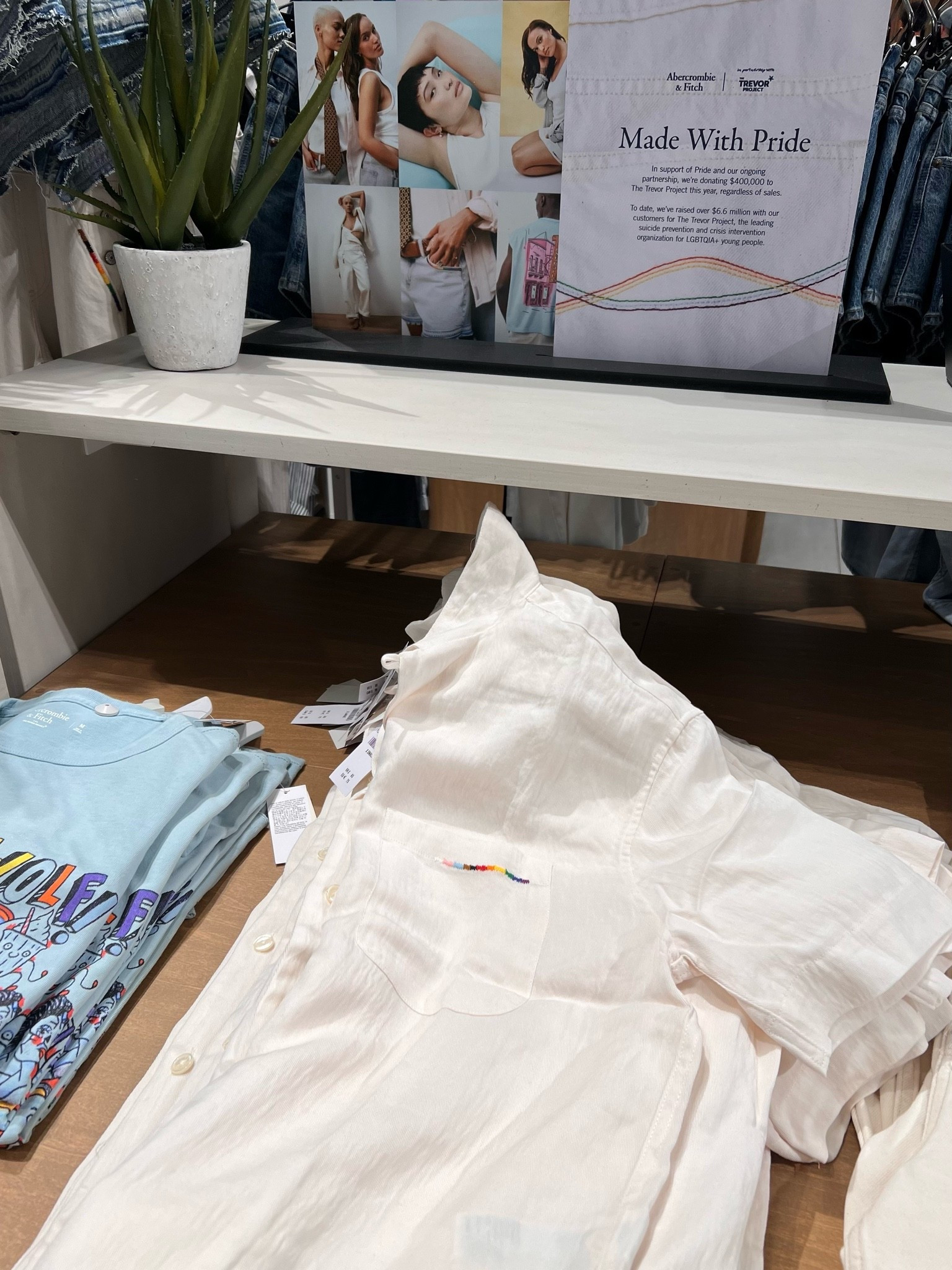 It’s officially Pride month! 🏳️‍🌈 As always, @abercrombie does an amazing job with their collection and a portion of the proceeds go to the great work The Trevor Project is doing. 🙌

#LTKxAbercrombie