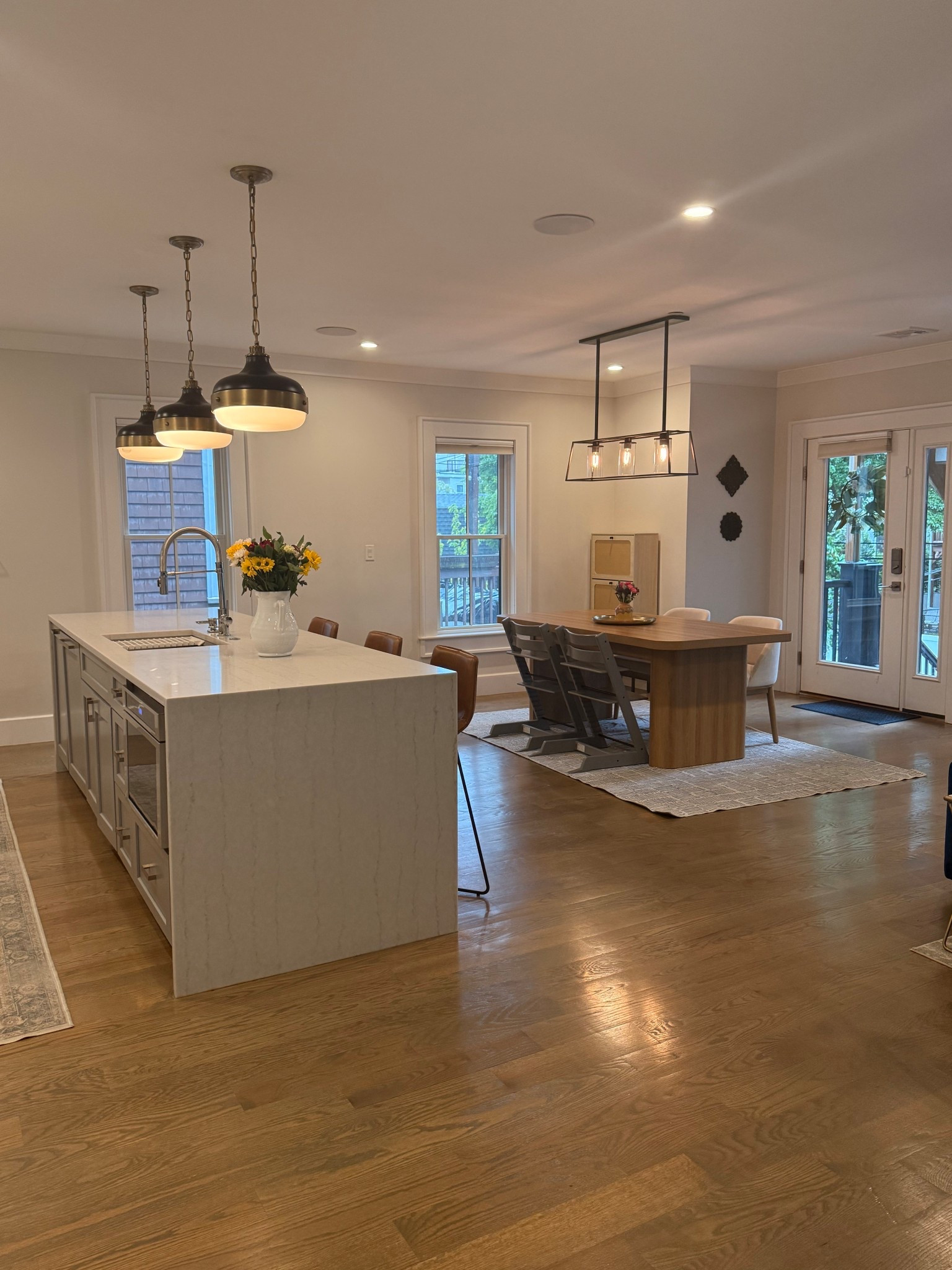 Love a clean house! 
Dining table // shoe cabinet // dining room decor 