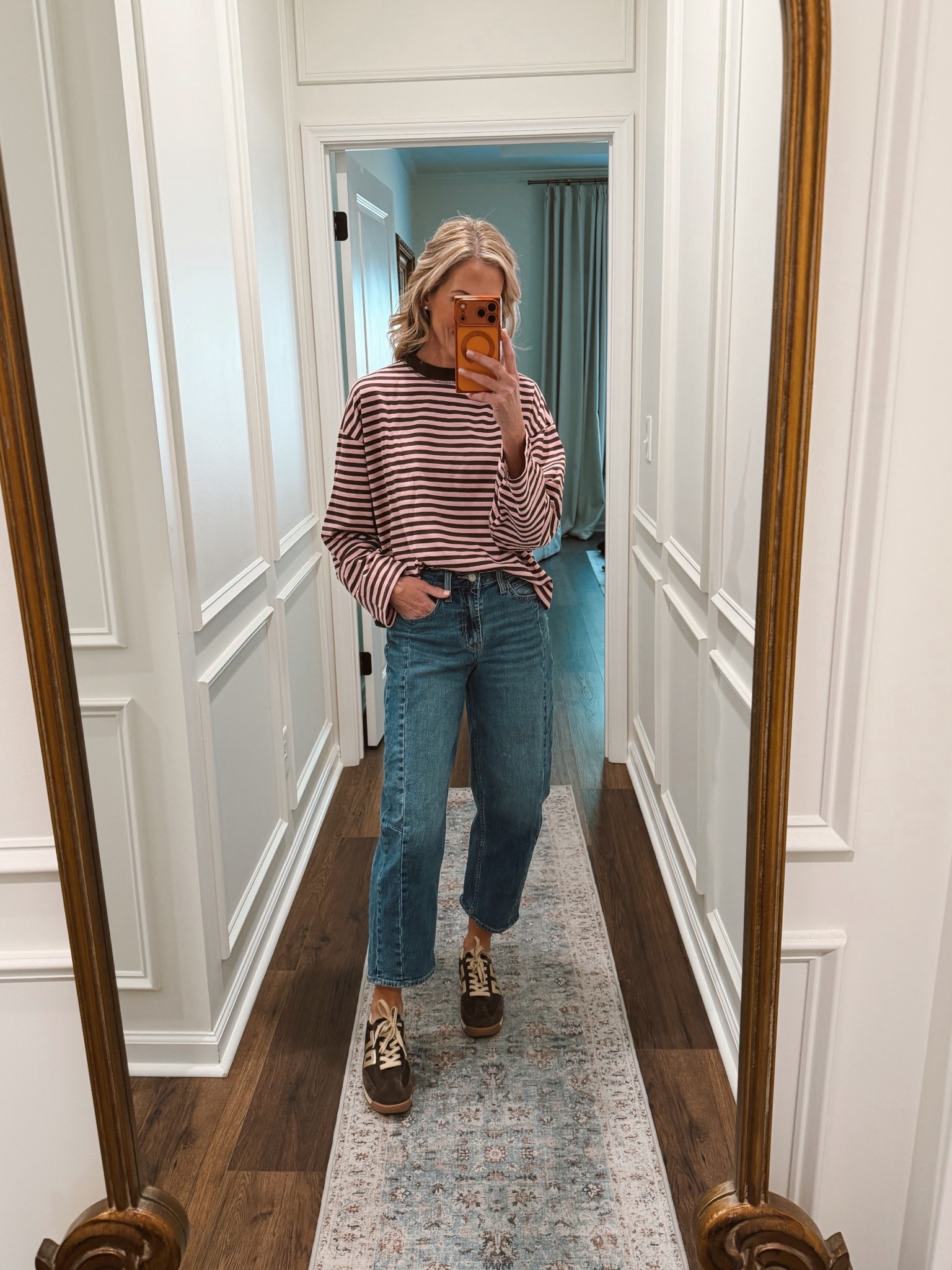 Under $30 top from Amazon comes in 10 different color options in these are my favorite go to barrel leg jeans from Old Navy size 0 

@oldnavy Old Navy, jeans, Amazon fashion, sneakers