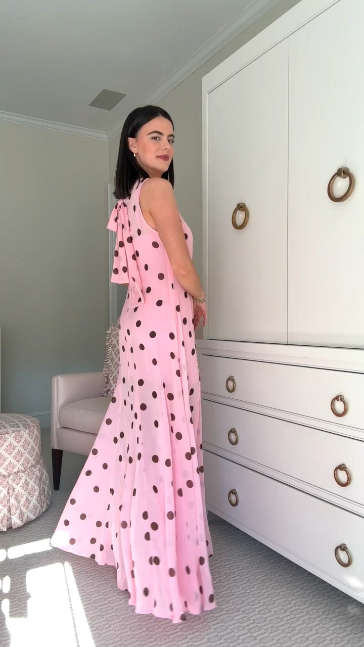 Think pink! 🌸💗🎀 The perfect spring wedding guest dress look!