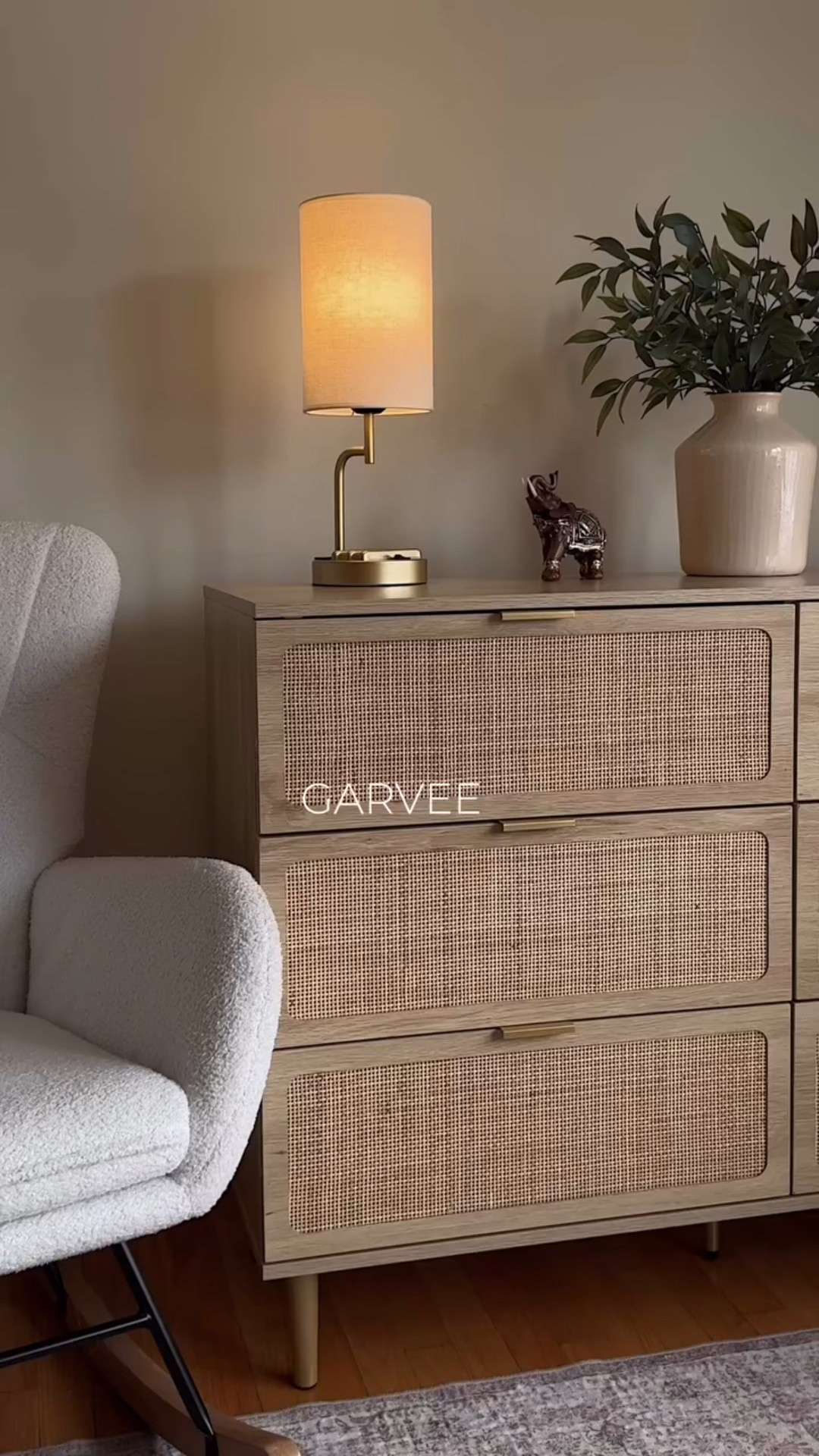 My favorite corner: light, texture, and coziness in every detail.🤎 @garvee_official 

#amazonhome #homefinds #homedecor #interiordesign #cozyhome #neutraldecor #aesthetichome #amazonmusthaves #homevibes #modernhome