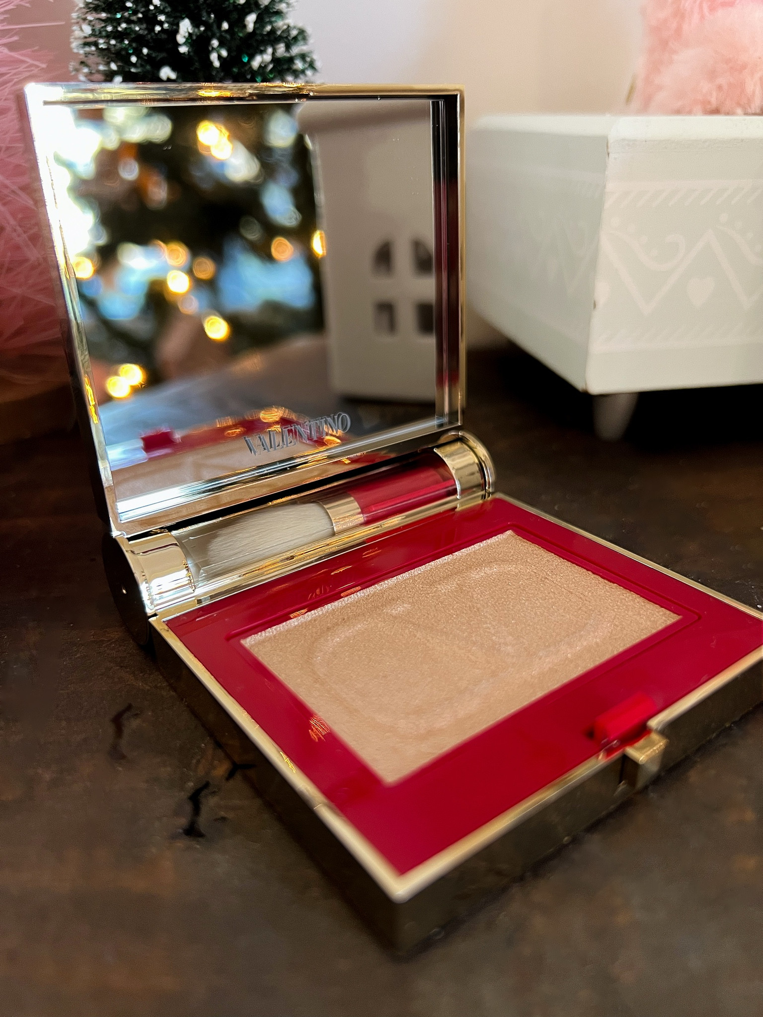 Holiday glam, but make it effortless ✨ Loving the Valentino Eye2Cheek for that perfect blush-meets-shadow glow! It’s the ultimate multitasker for festive looks this season. Linked my must-have shade for holiday parties, date nights, and everything in between! 🎄❤️ #ValentinoBeauty #LTKHoliday

#LTKBeauty #LTKHoliday #LTKGiftGuide