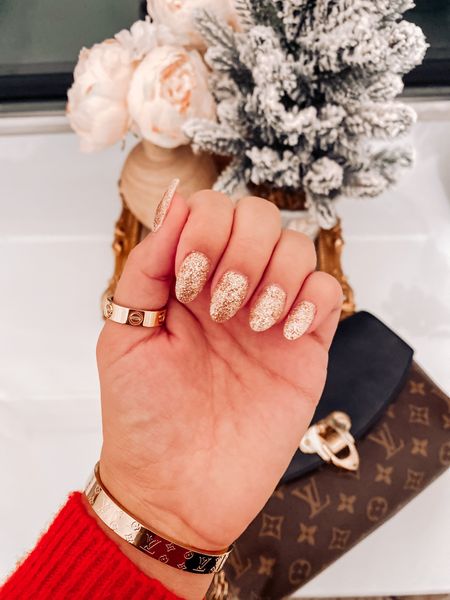 Sparkle all the way ✨

Linked all products and colors used in stories, bio or follow my LTK 
Pearl white 
Gd glitter 

#holidaynails2022 #winternails #sparklenails #almondnailsdesigns #nailtransformation #buffaloblogger #beautyblogger 

#LTKHoliday #LTKbeauty #LTKSeasonal